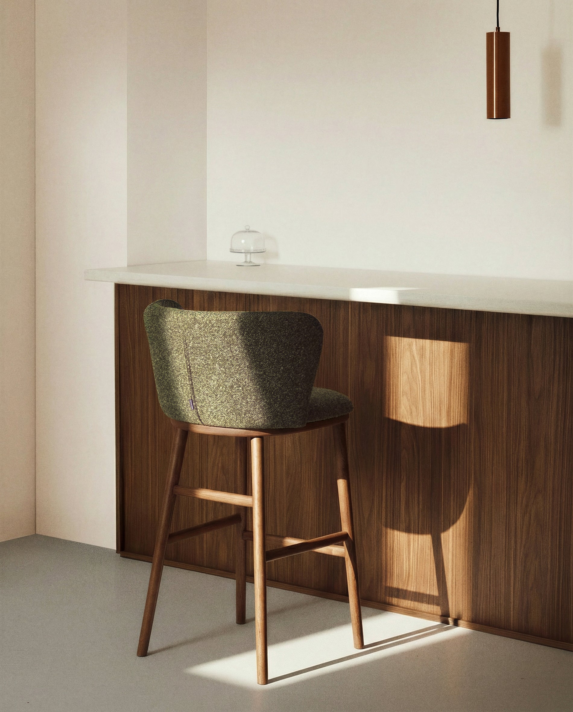 Hocker Ciselia in dicker, dunkelgrüner Chenille mit Beinen aus massivem Eschenholz mit walnussholzfarbenem Finish, FSC Mix Credit, 65 cm in Dunkelgrün präsentiert im Onlineshop von KAQTU Design AG. Barstuhl ist von Kave Home