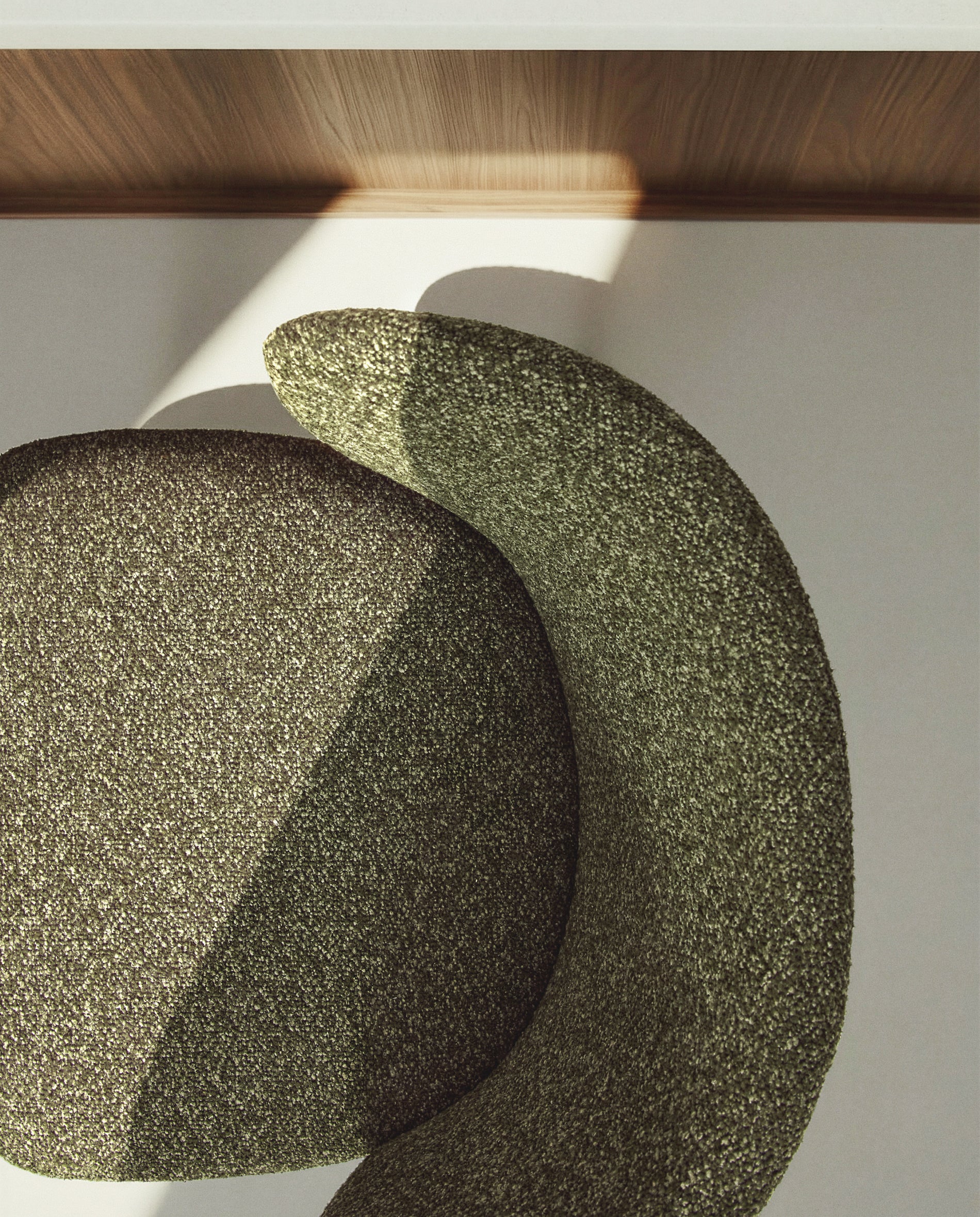 Hocker Ciselia in dicker, dunkelgrüner Chenille mit Beinen aus massivem Eschenholz mit walnussholzfarbenem Finish, FSC Mix Credit, 65 cm in Dunkelgrün präsentiert im Onlineshop von KAQTU Design AG. Barstuhl ist von Kave Home