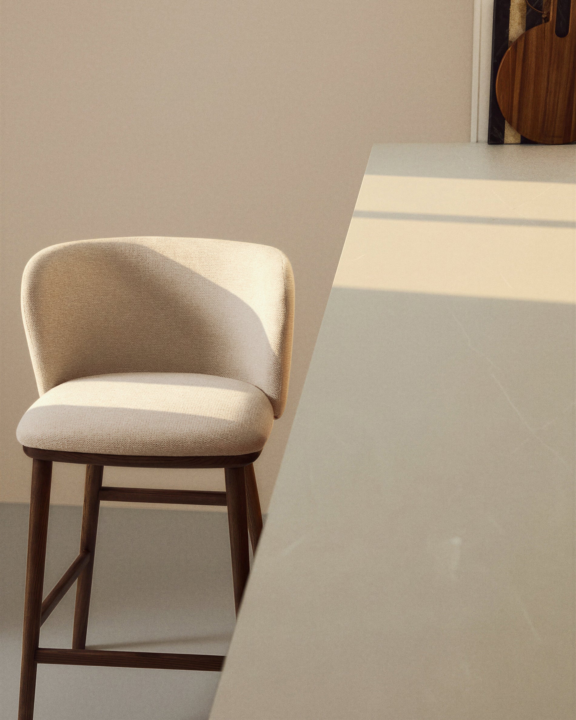 Hocker Ciselia in beiger Chenille mit Beinen aus massivem Eschenholz mit walnussholzfarbenem Finish, FSC Mix Credit, 65 cm in Beige präsentiert im Onlineshop von KAQTU Design AG. Barstuhl ist von Kave Home