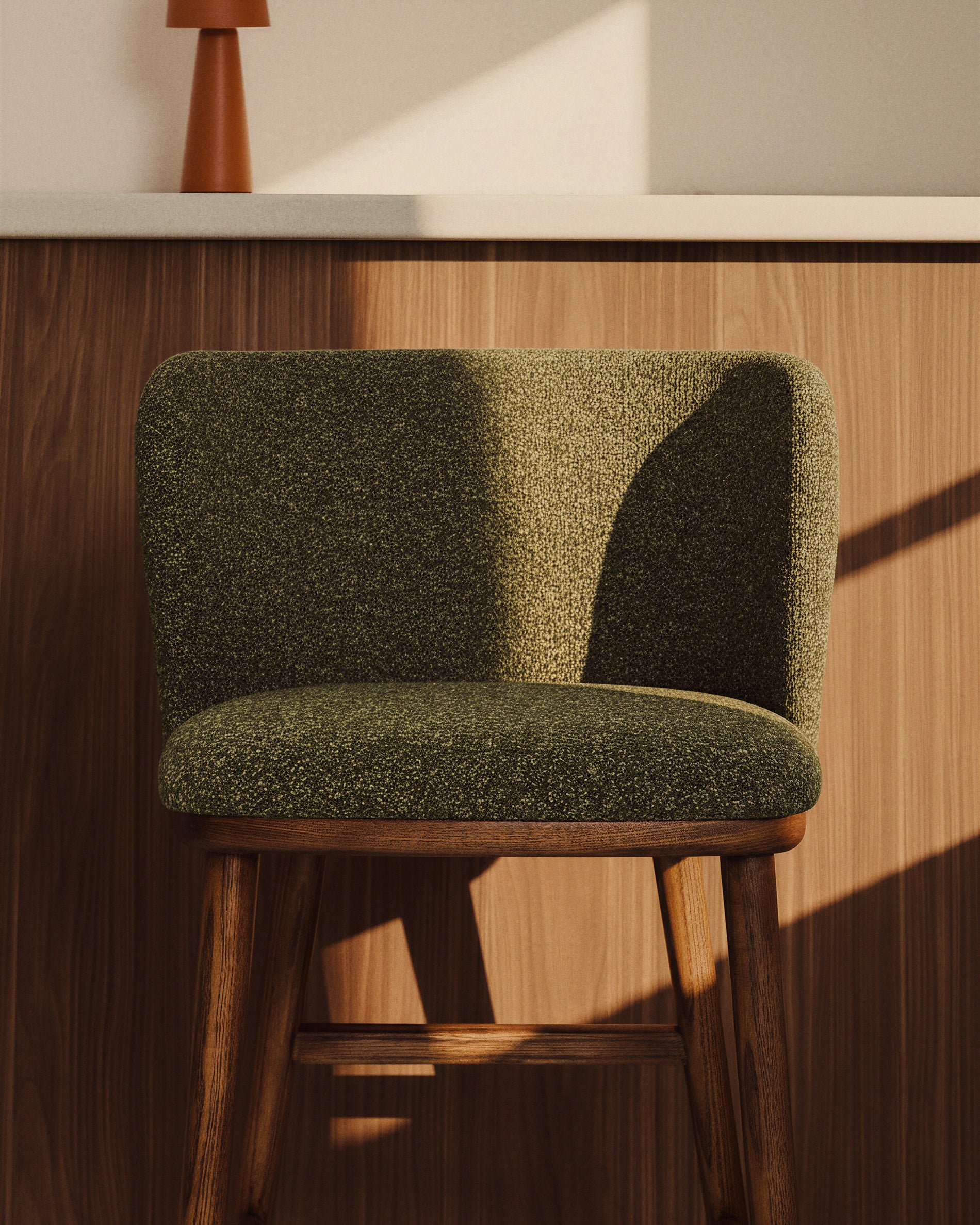 Hocker Ciselia in dicker, dunkelgrüner Chenille mit Beinen aus massivem Eschenholz mit walnussholzfarbenem Finish, FSC Mix Credit, 75 cm in Dunkelgrün präsentiert im Onlineshop von KAQTU Design AG. Barstuhl ist von Kave Home