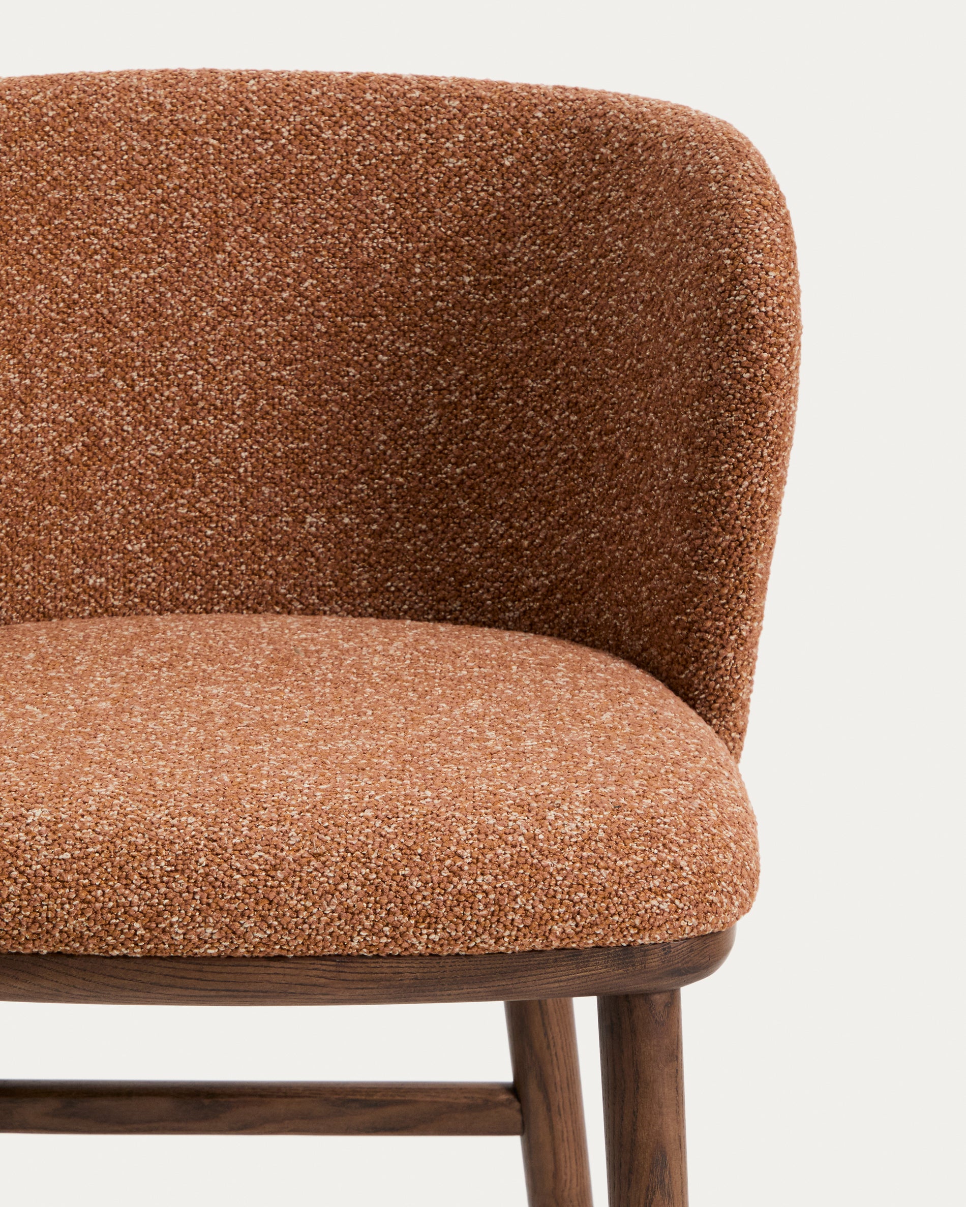 Hocker Ciselia in dicker, terrakottafarbener Chenille mit Beinen aus massivem Eschenholz mit walnussholzfarbenem Finish, FSC Mix Credit, 75 cm in Terrakotta präsentiert im Onlineshop von KAQTU Design AG. Barstuhl ist von Kave Home