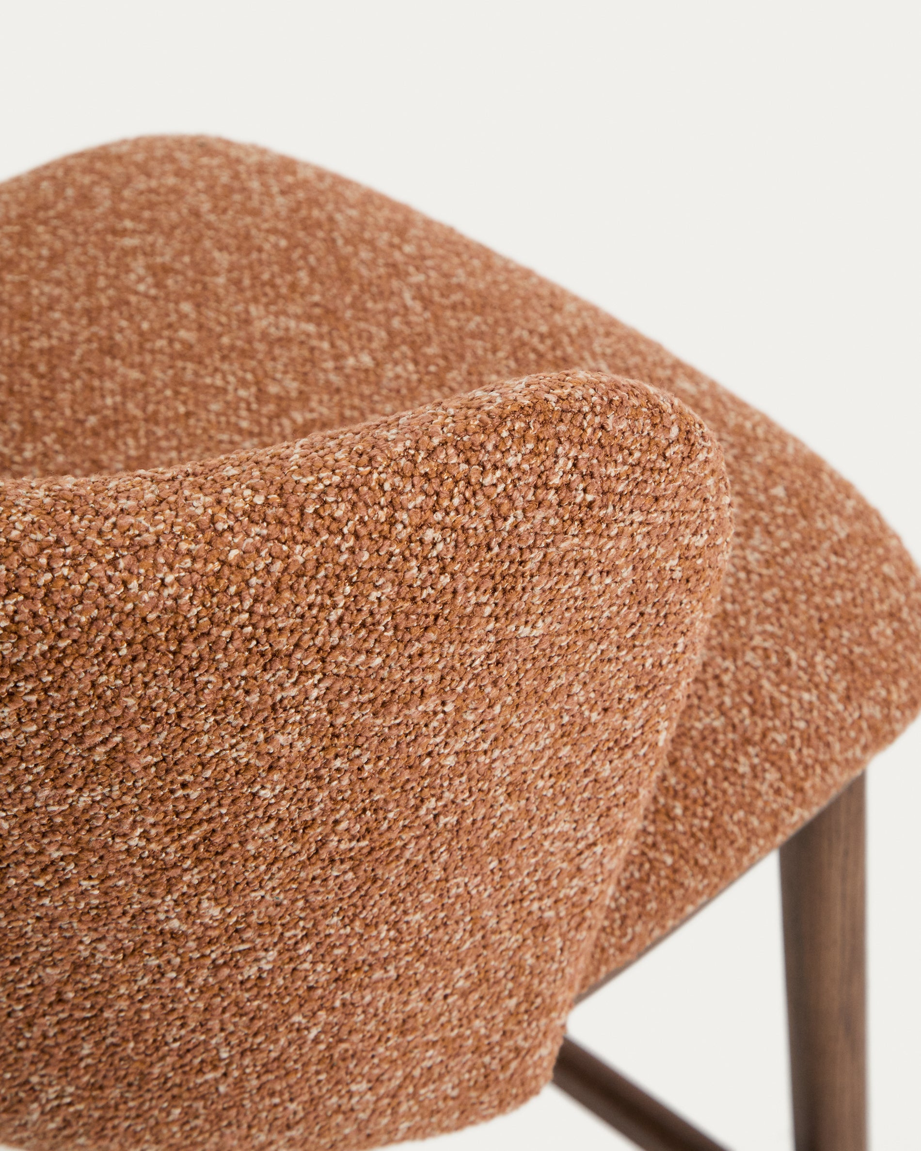 Hocker Ciselia in dicker, terrakottafarbener Chenille mit Beinen aus massivem Eschenholz mit walnussholzfarbenem Finish, FSC Mix Credit, 75 cm in Terrakotta präsentiert im Onlineshop von KAQTU Design AG. Barstuhl ist von Kave Home