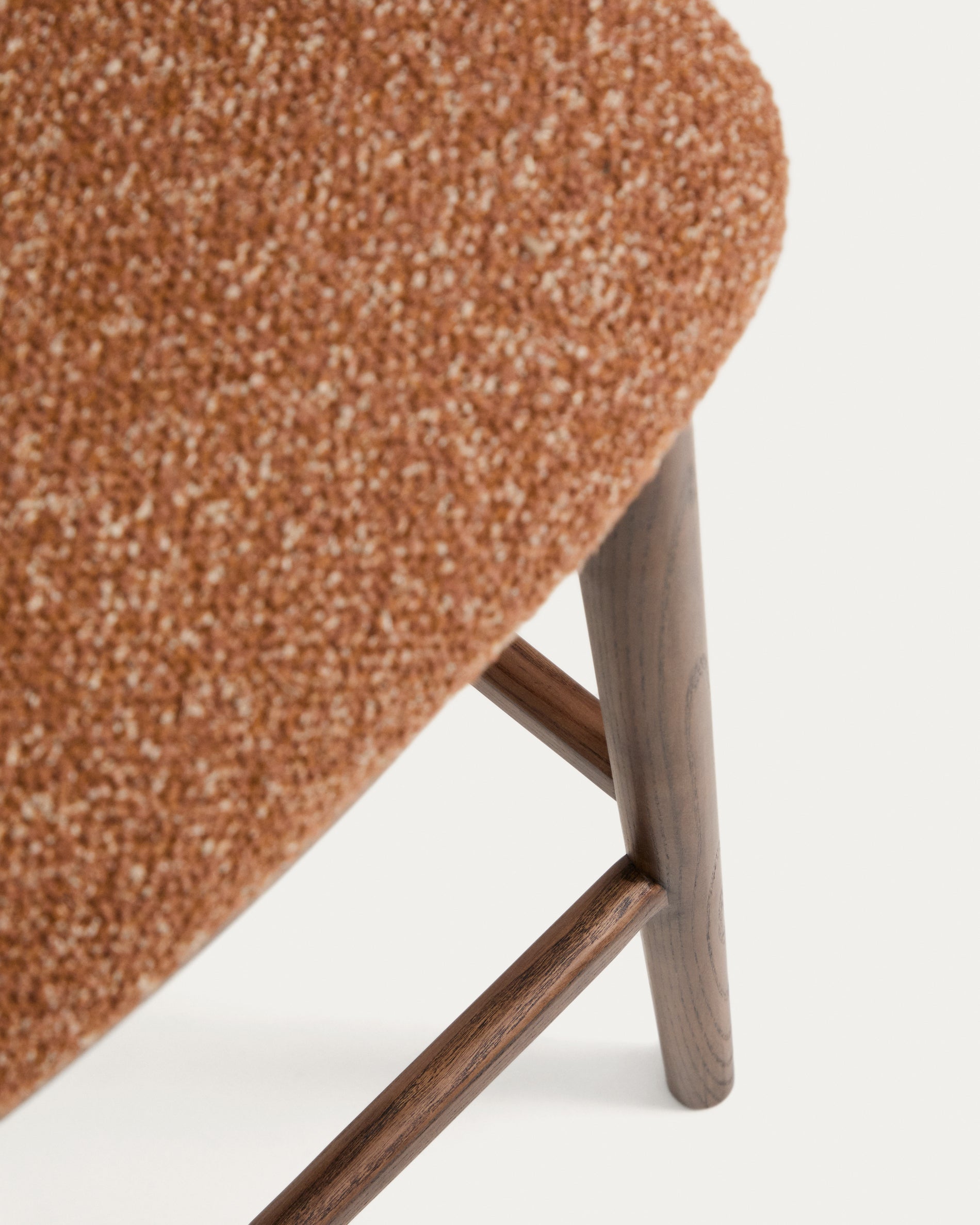 Hocker Ciselia in dicker, terrakottafarbener Chenille mit Beinen aus massivem Eschenholz mit walnussholzfarbenem Finish, FSC Mix Credit, 75 cm in Terrakotta präsentiert im Onlineshop von KAQTU Design AG. Barstuhl ist von Kave Home