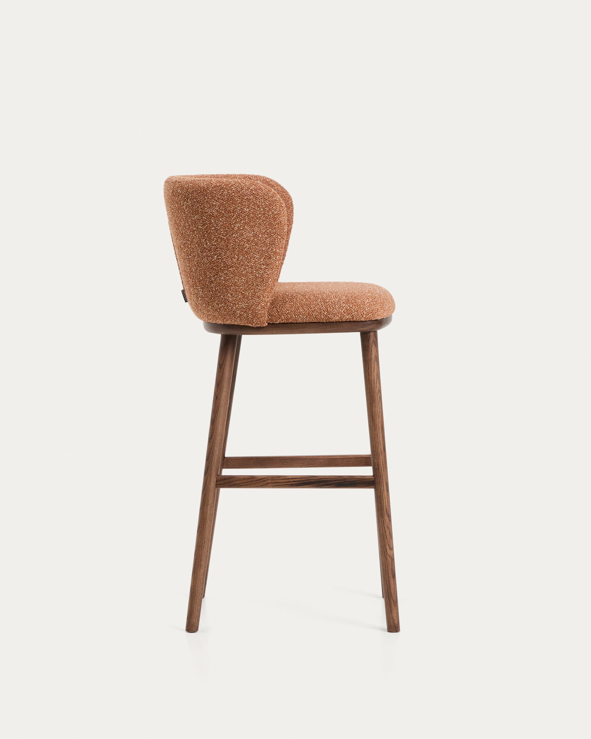 Hocker Ciselia in dicker, terrakottafarbener Chenille mit Beinen aus massivem Eschenholz mit walnussholzfarbenem Finish, FSC Mix Credit, 75 cm in Terrakotta präsentiert im Onlineshop von KAQTU Design AG. Barstuhl ist von Kave Home