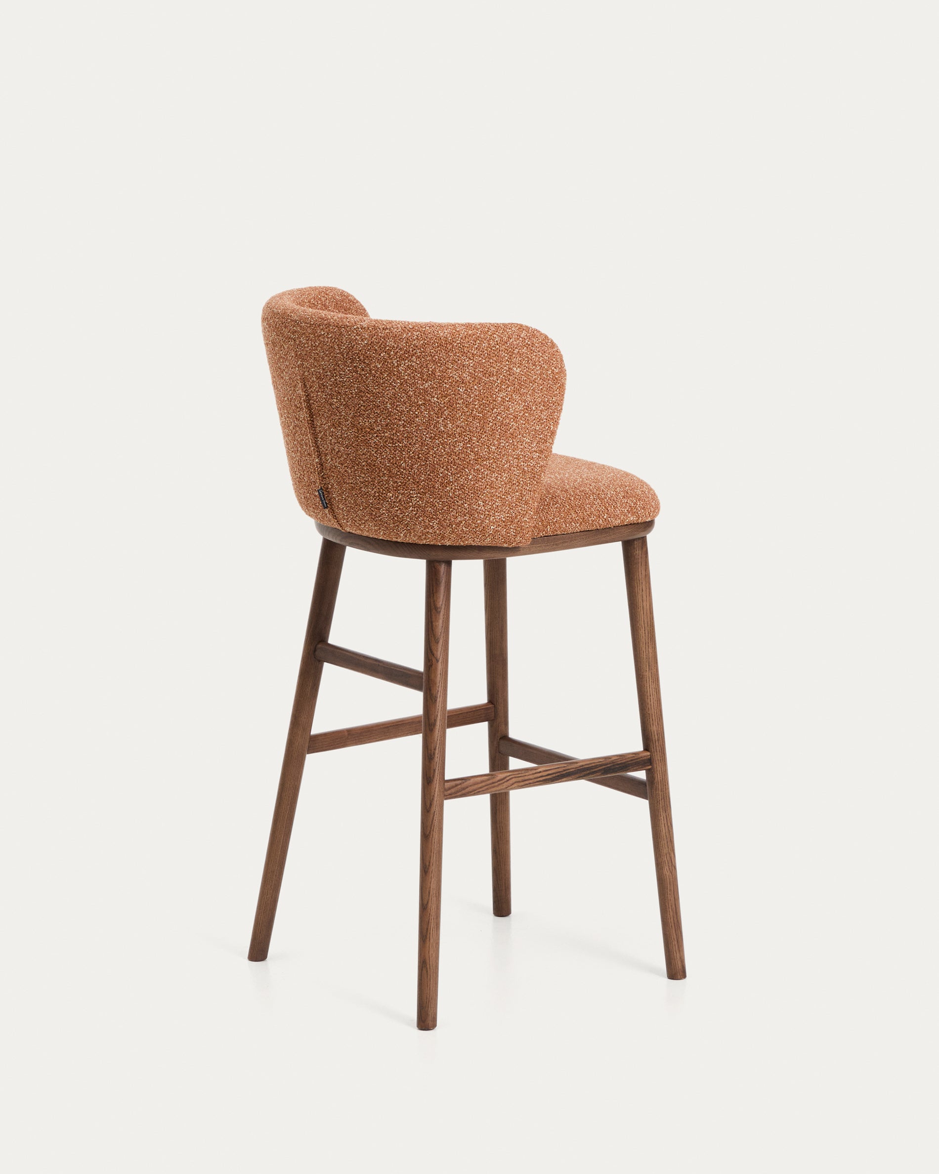Hocker Ciselia in dicker, terrakottafarbener Chenille mit Beinen aus massivem Eschenholz mit walnussholzfarbenem Finish, FSC Mix Credit, 75 cm in Terrakotta präsentiert im Onlineshop von KAQTU Design AG. Barstuhl ist von Kave Home