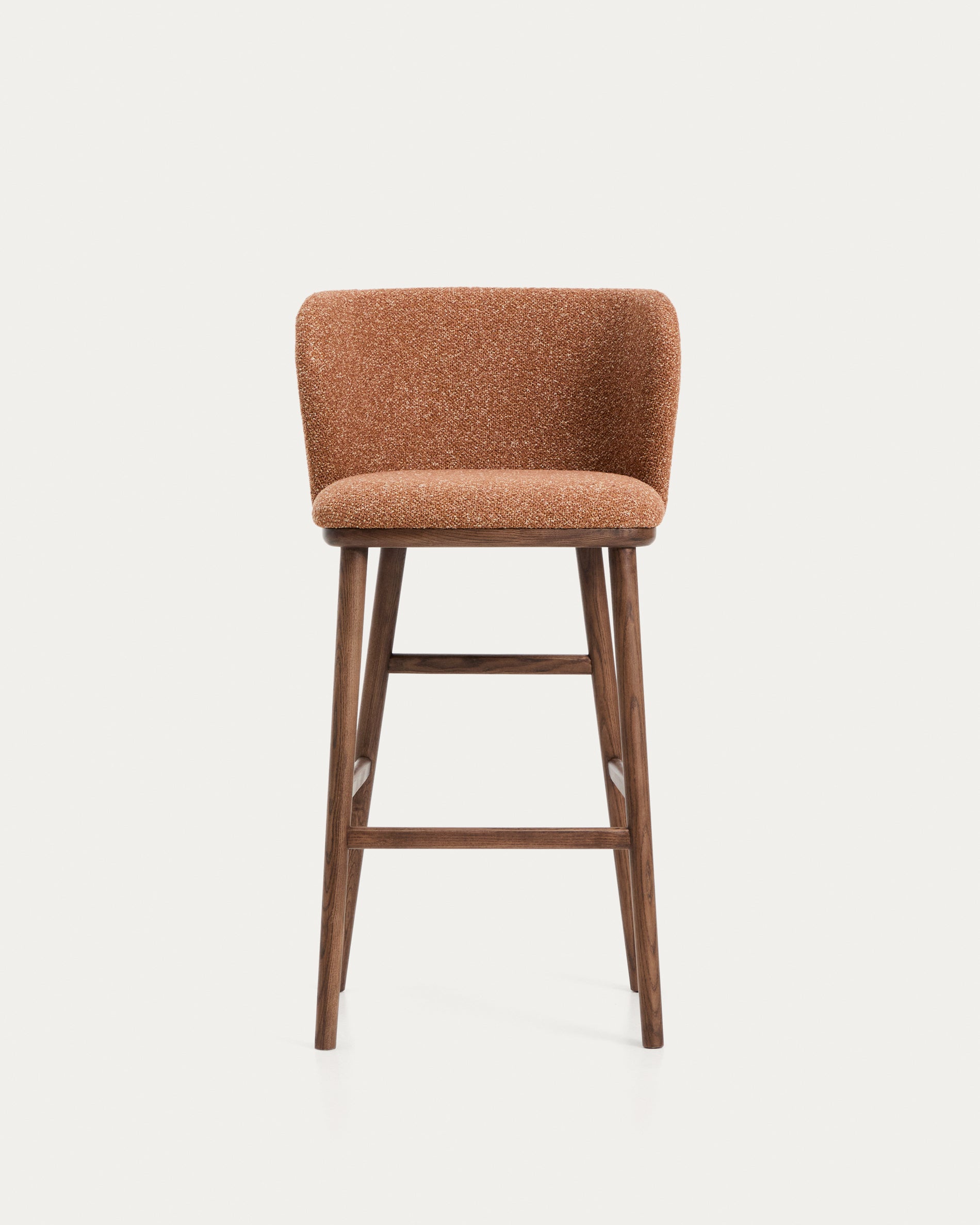 Hocker Ciselia in dicker, terrakottafarbener Chenille mit Beinen aus massivem Eschenholz mit walnussholzfarbenem Finish, FSC Mix Credit, 75 cm in Terrakotta präsentiert im Onlineshop von KAQTU Design AG. Barstuhl ist von Kave Home