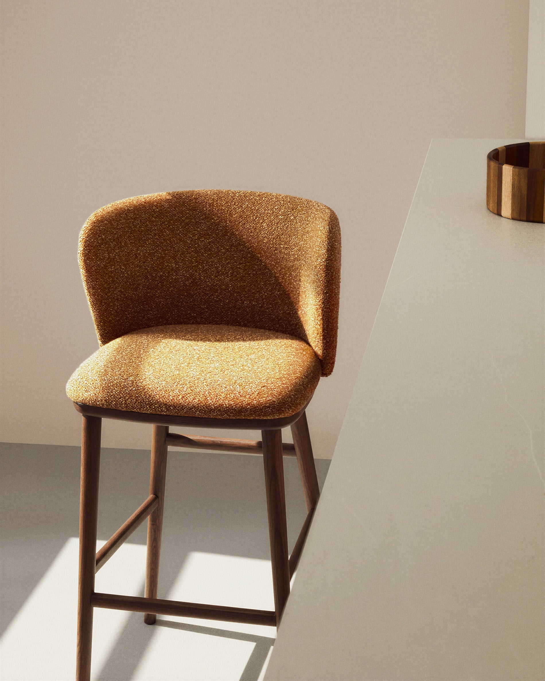 Hocker Ciselia in dicker, terrakottafarbener Chenille mit Beinen aus massivem Eschenholz mit walnussholzfarbenem Finish, FSC Mix Credit, 75 cm in Terrakotta präsentiert im Onlineshop von KAQTU Design AG. Barstuhl ist von Kave Home