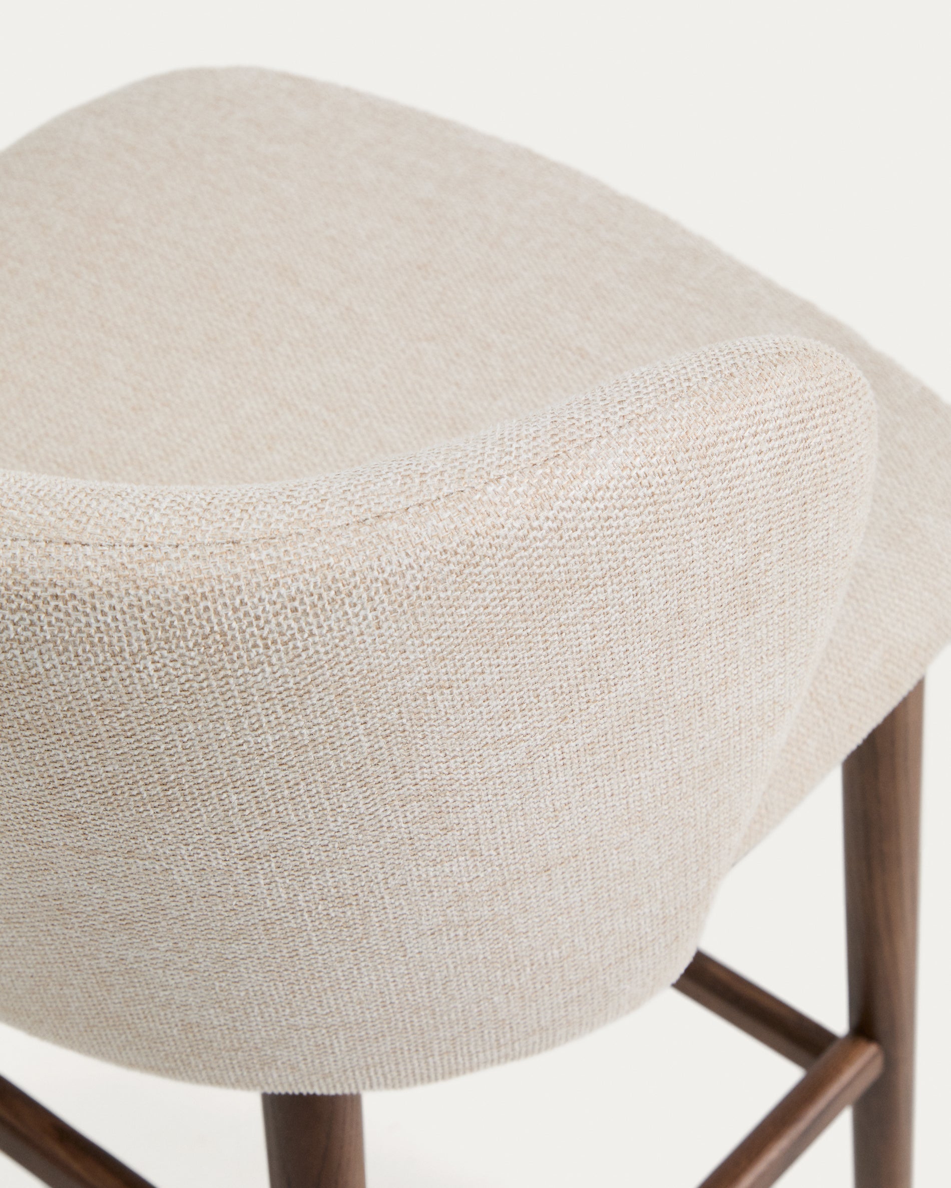 Hocker Ciselia in beiger Chenille mit Beinen aus massivem Eschenholz mit walnussholzfarbenem Finish, FSC Mix Credit, 75 cm in Beige präsentiert im Onlineshop von KAQTU Design AG. Barstuhl ist von Kave Home
