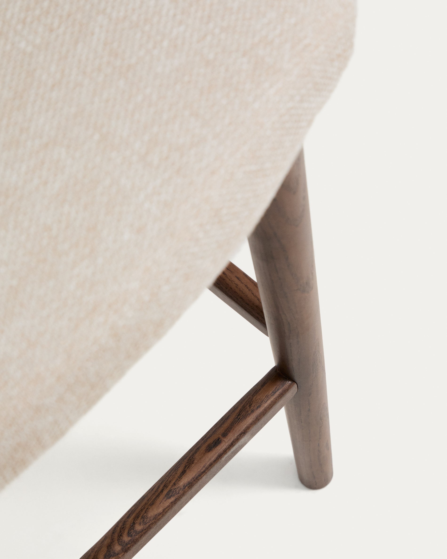 Hocker Ciselia in beiger Chenille mit Beinen aus massivem Eschenholz mit walnussholzfarbenem Finish, FSC Mix Credit, 75 cm in Beige präsentiert im Onlineshop von KAQTU Design AG. Barstuhl ist von Kave Home