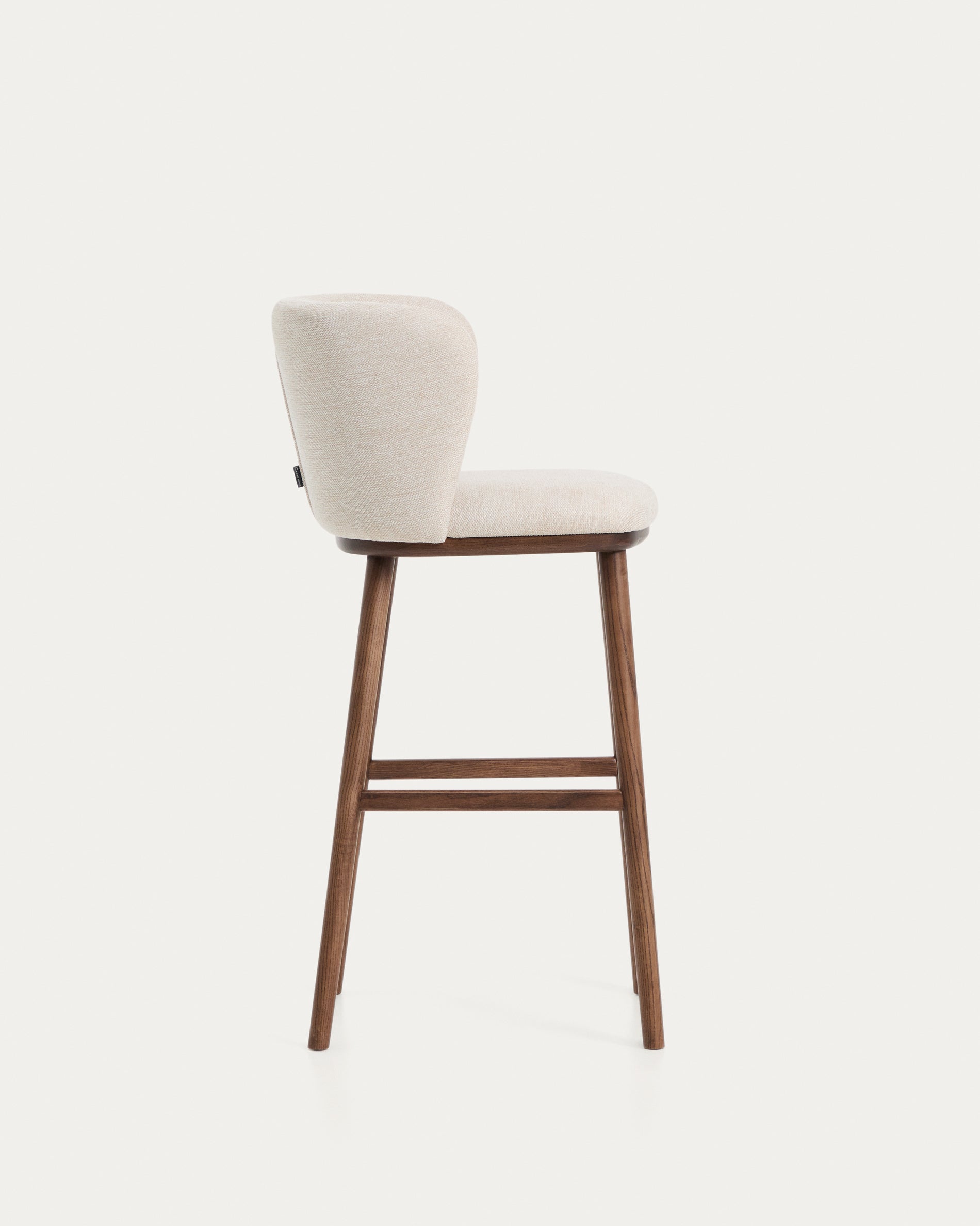 Hocker Ciselia in beiger Chenille mit Beinen aus massivem Eschenholz mit walnussholzfarbenem Finish, FSC Mix Credit, 75 cm in Beige präsentiert im Onlineshop von KAQTU Design AG. Barstuhl ist von Kave Home