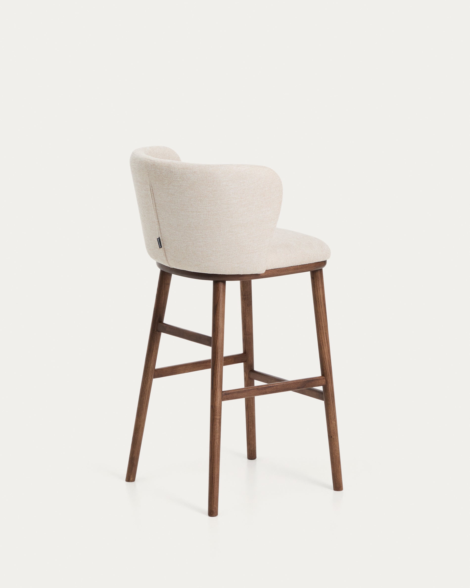 Hocker Ciselia in beiger Chenille mit Beinen aus massivem Eschenholz mit walnussholzfarbenem Finish, FSC Mix Credit, 75 cm in Beige präsentiert im Onlineshop von KAQTU Design AG. Barstuhl ist von Kave Home