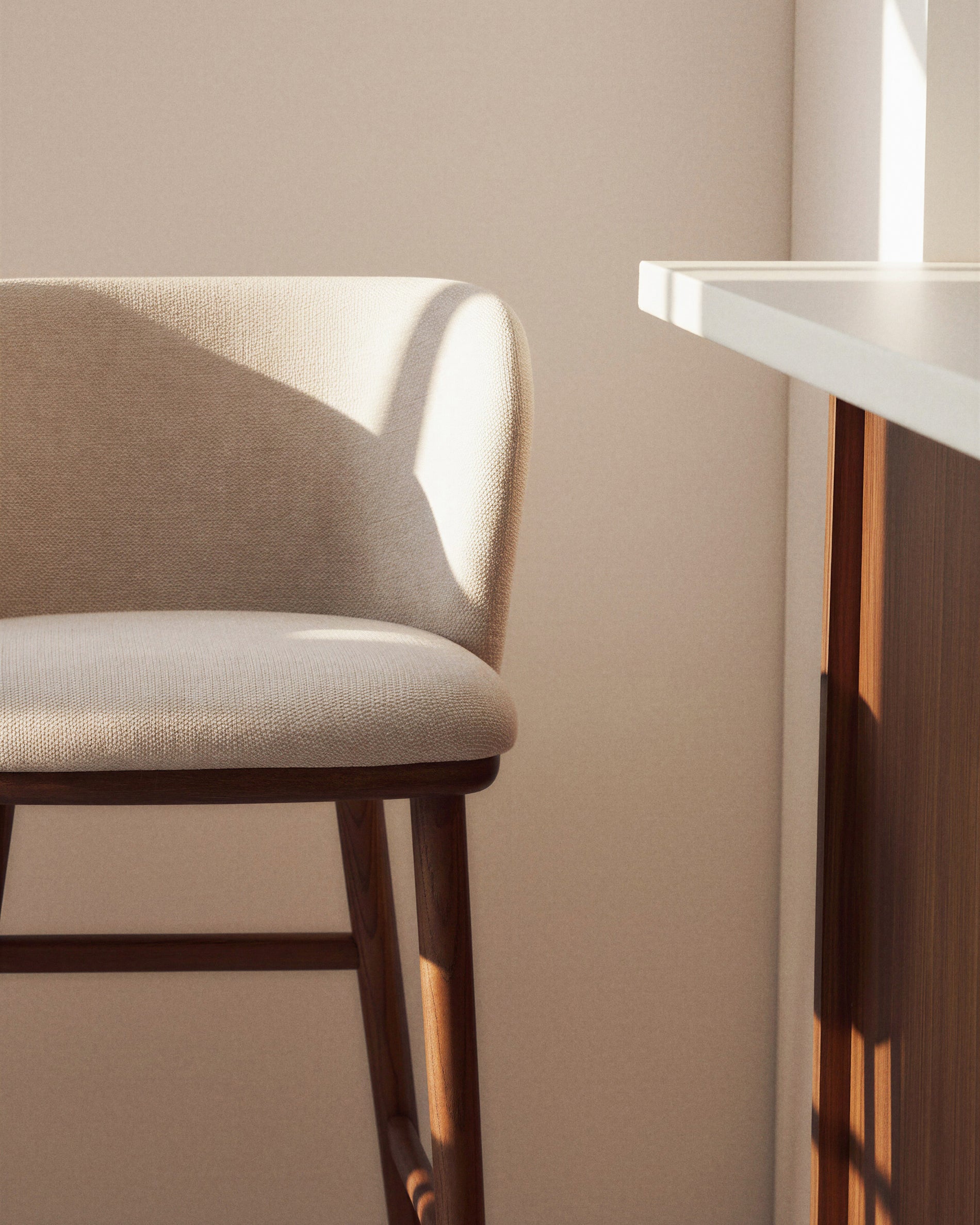 Hocker Ciselia in beiger Chenille mit Beinen aus massivem Eschenholz mit walnussholzfarbenem Finish, FSC Mix Credit, 75 cm in Beige präsentiert im Onlineshop von KAQTU Design AG. Barstuhl ist von Kave Home