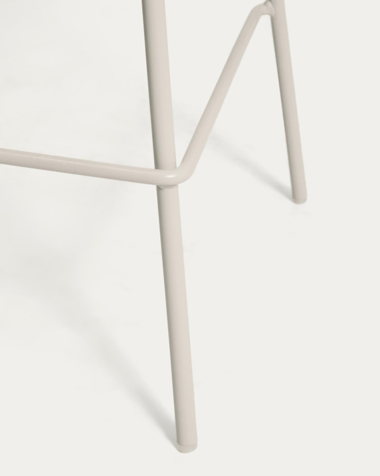 Beiger Hocker Altea mit Stahlbeinen mit beigem Finish, 65 cm in Beige präsentiert im Onlineshop von KAQTU Design AG. Barhocker ist von Kave Home