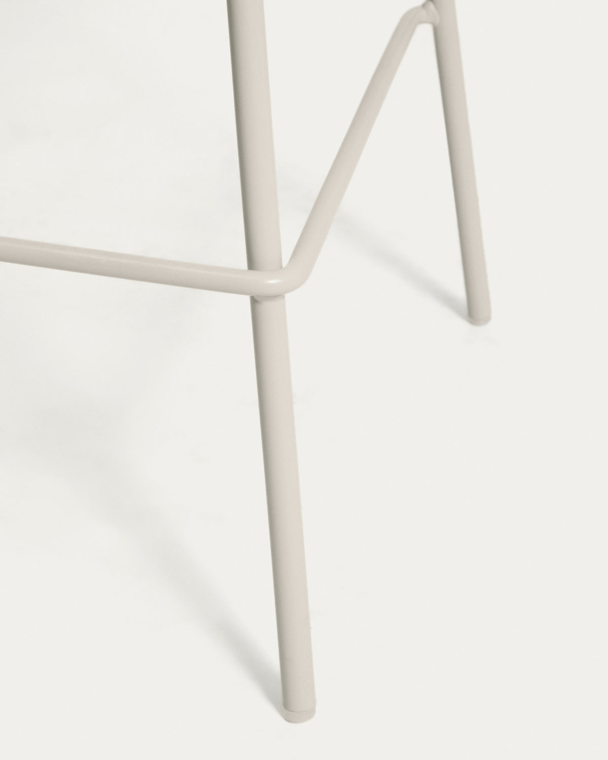 Beiger Hocker Altea mit Stahlbeinen mit beigem Finish, 65 cm in Beige präsentiert im Onlineshop von KAQTU Design AG. Barhocker ist von Kave Home