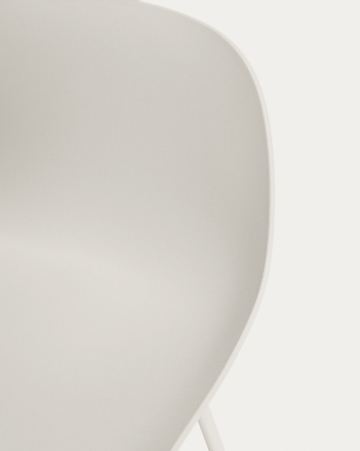 Beiger Hocker Altea mit Stahlbeinen mit beigem Finish, 65 cm in Beige präsentiert im Onlineshop von KAQTU Design AG. Barhocker ist von Kave Home