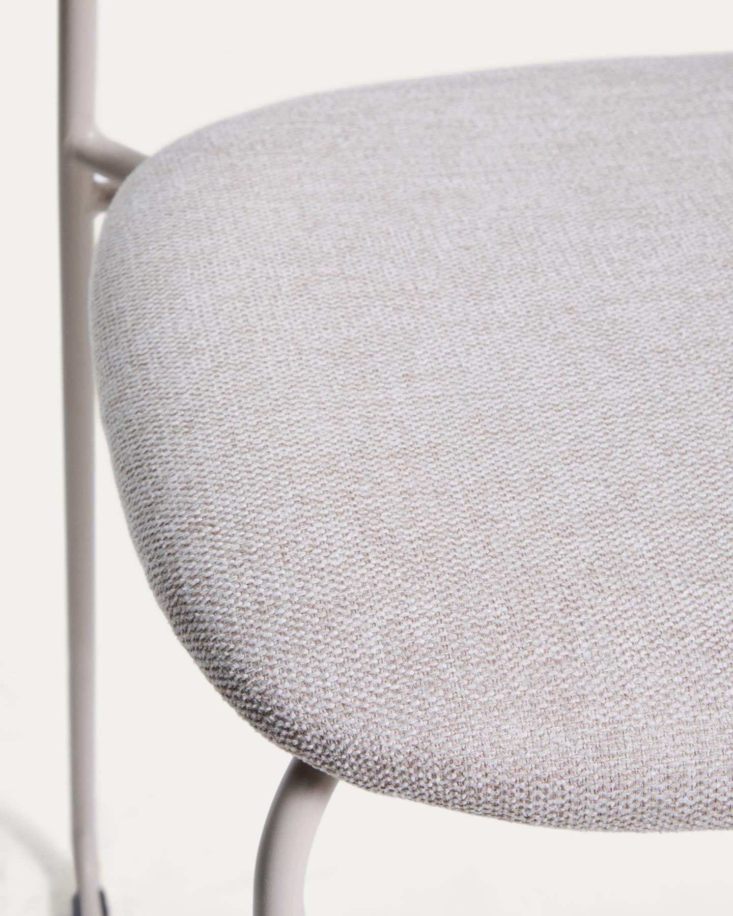 Stapelbarer Hocker Meli mit beiger Chenille und Beinen aus beigem Metall, FSC Mix Credit, 65 cm in Beige präsentiert im Onlineshop von KAQTU Design AG. Barhocker ist von Kave Home