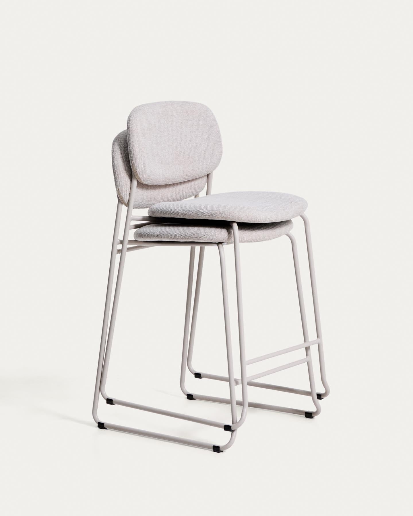 Stapelbarer Hocker Meli mit beiger Chenille und Beinen aus beigem Metall, FSC Mix Credit, 65 cm in Beige präsentiert im Onlineshop von KAQTU Design AG. Barhocker ist von Kave Home