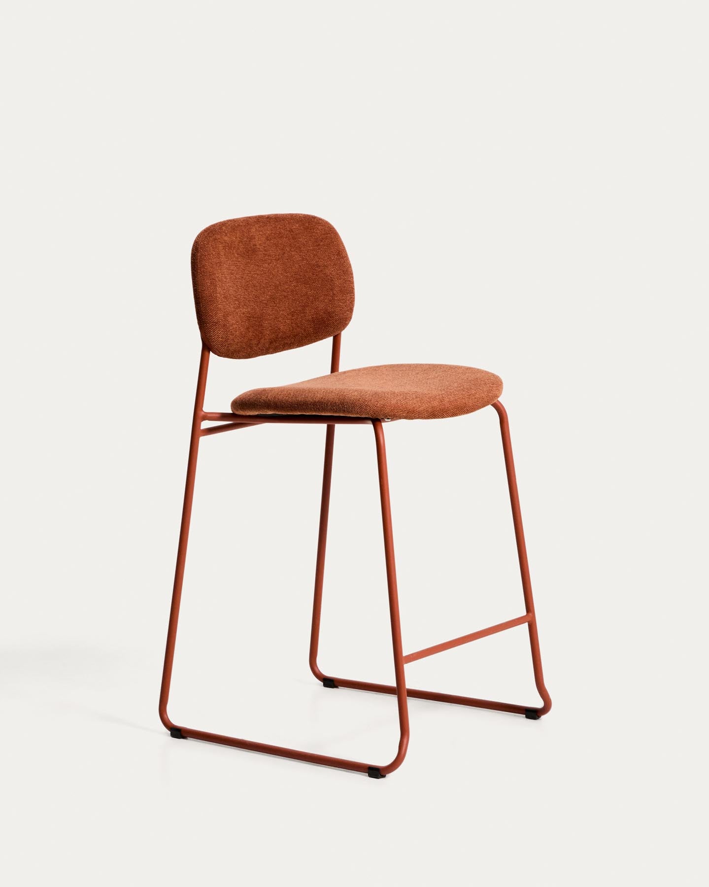 Stapelbarer Hocker Meli mit terrakottafarbener Chenille und Beinen aus terrakottafarbenem Metall, FSC Mix Credit, 65 cm in Terrakotta präsentiert im Onlineshop von KAQTU Design AG. Barhocker ist von Kave Home