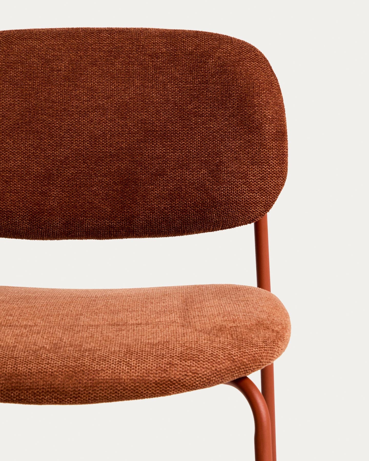 Stapelbarer Hocker Meli mit terrakottafarbener Chenille und Beinen aus terrakottafarbenem Metall, FSC Mix Credit, 65 cm in Terrakotta präsentiert im Onlineshop von KAQTU Design AG. Barhocker ist von Kave Home