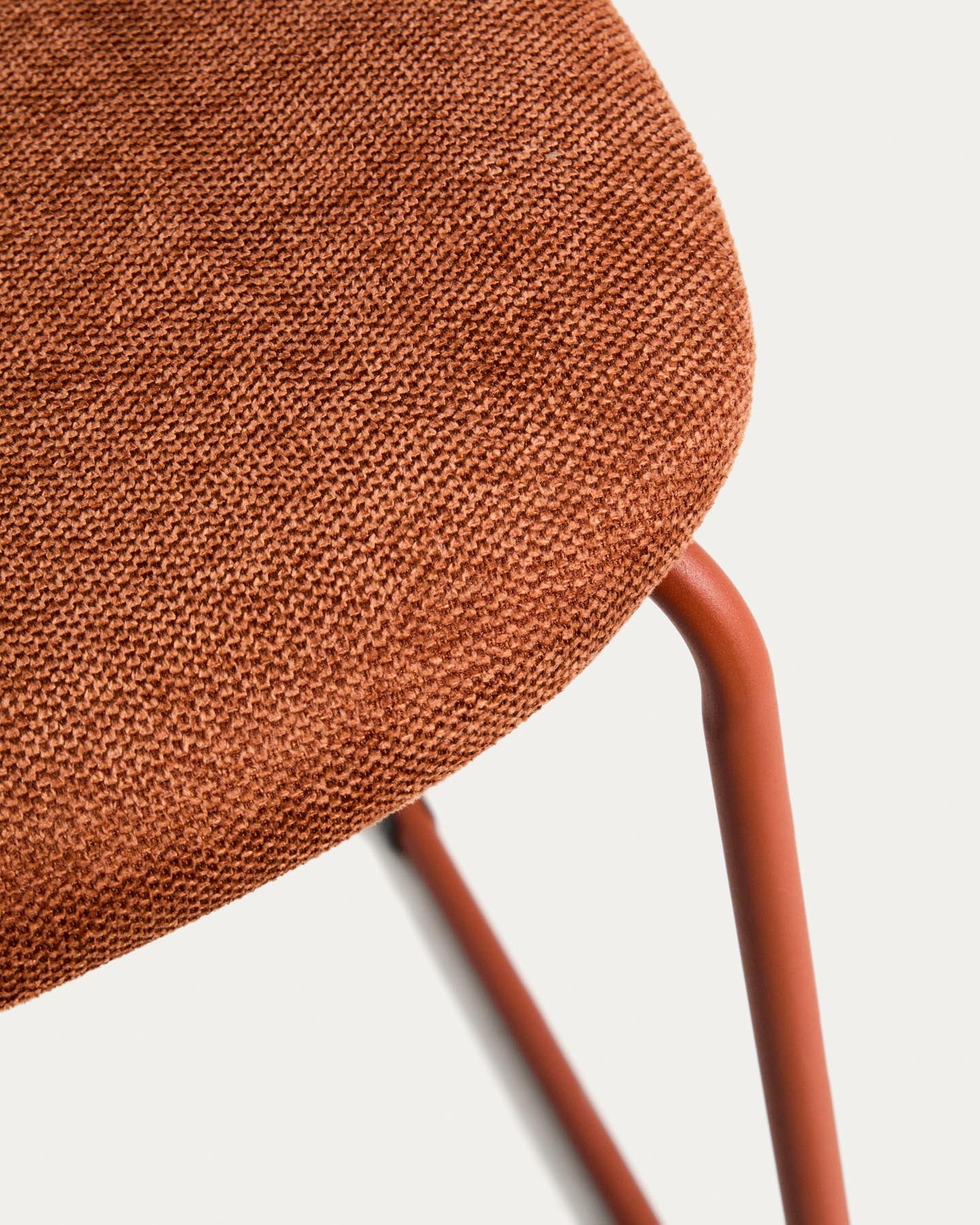 Stapelbarer Hocker Meli mit terrakottafarbener Chenille und Beinen aus terrakottafarbenem Metall, FSC Mix Credit, 65 cm in Terrakotta präsentiert im Onlineshop von KAQTU Design AG. Barhocker ist von Kave Home