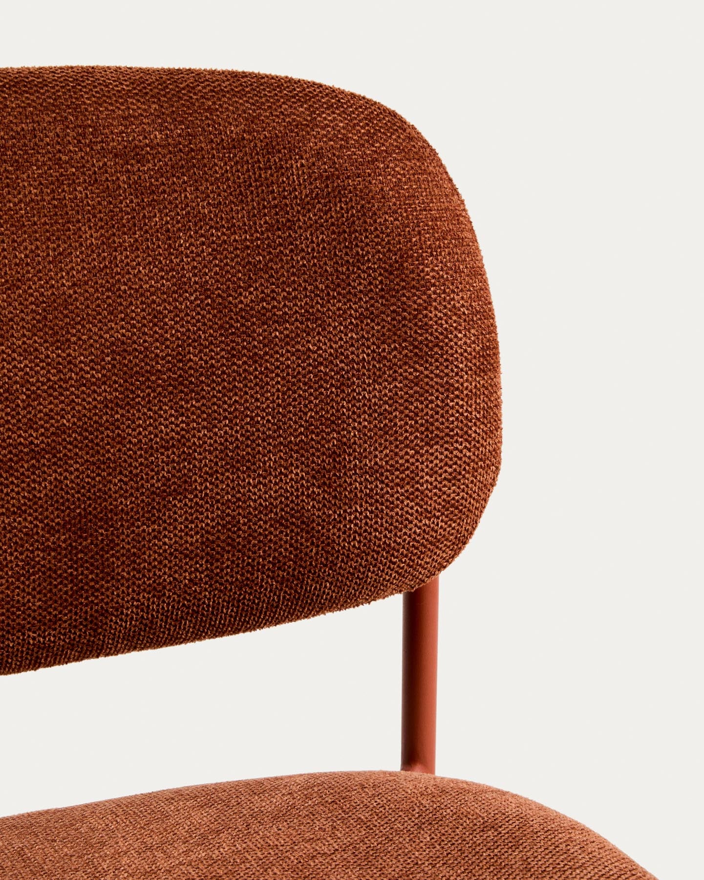 Stapelbarer Hocker Meli mit terrakottafarbener Chenille und Beinen aus terrakottafarbenem Metall, FSC Mix Credit, 65 cm in Terrakotta präsentiert im Onlineshop von KAQTU Design AG. Barhocker ist von Kave Home