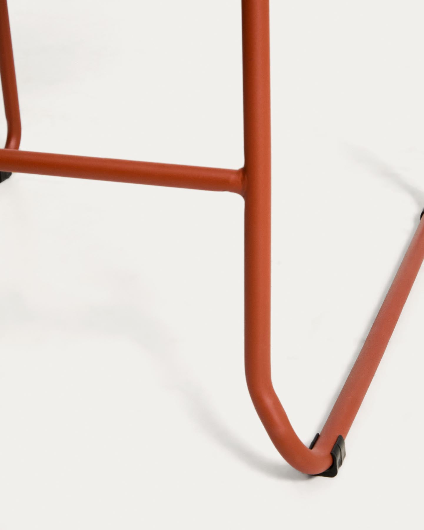 Stapelbarer Hocker Meli mit terrakottafarbener Chenille und Beinen aus terrakottafarbenem Metall, FSC Mix Credit, 65 cm in Terrakotta präsentiert im Onlineshop von KAQTU Design AG. Barhocker ist von Kave Home