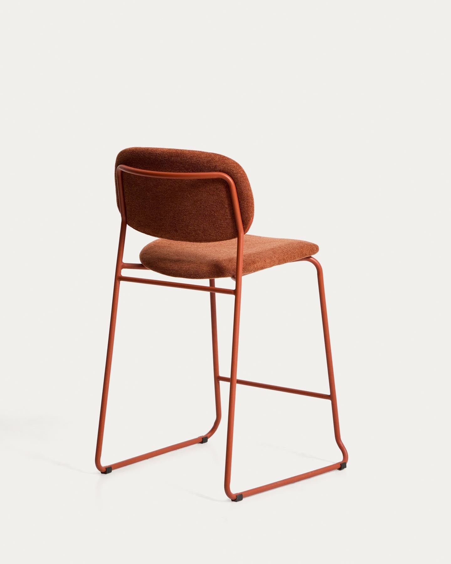 Stapelbarer Hocker Meli mit terrakottafarbener Chenille und Beinen aus terrakottafarbenem Metall, FSC Mix Credit, 65 cm in Terrakotta präsentiert im Onlineshop von KAQTU Design AG. Barhocker ist von Kave Home