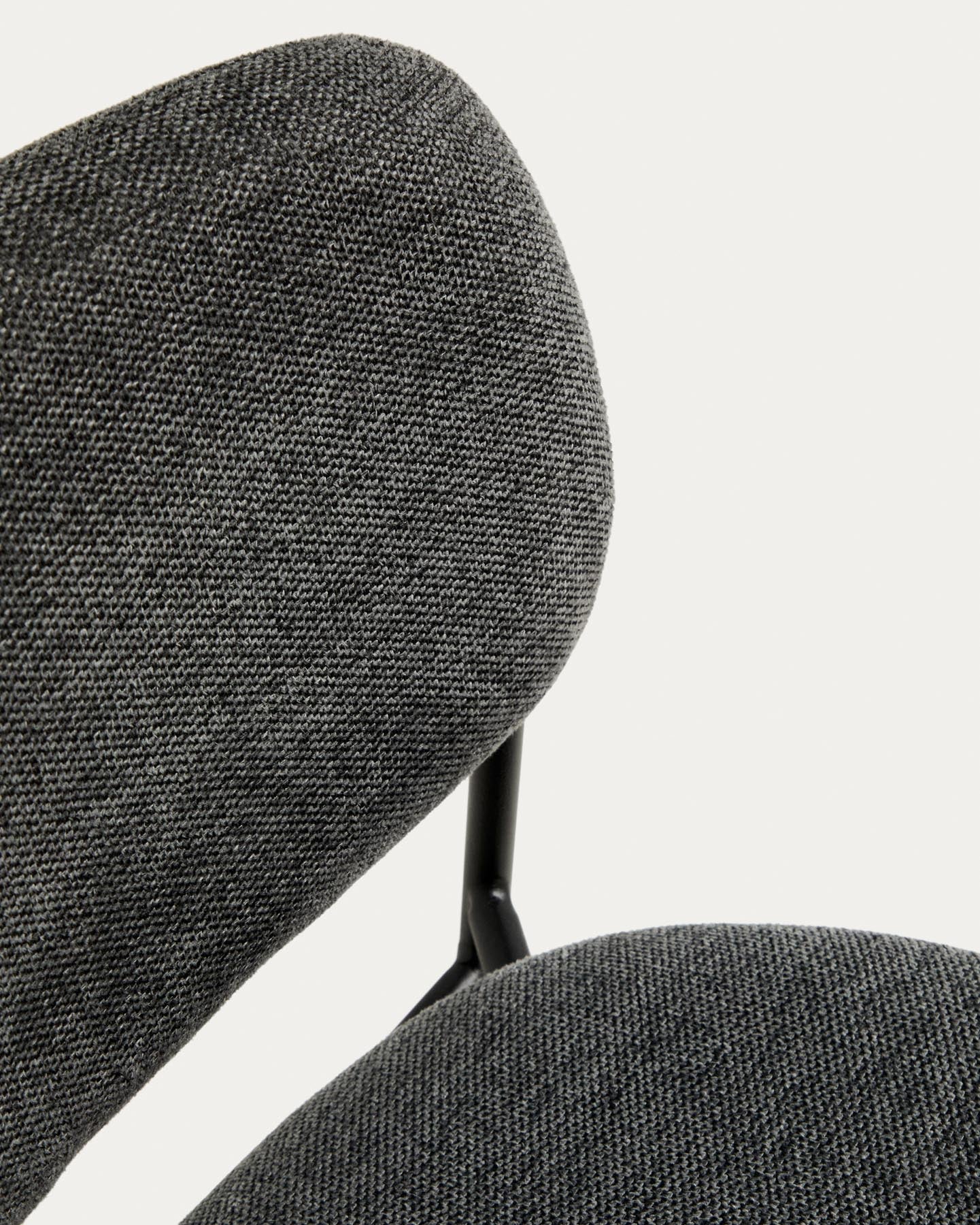 Stapelbarer Hocker Meli mit grauer Chenille und Beinen aus grauem Metall, FSC Mix Credit, 65 cm in Grau präsentiert im Onlineshop von KAQTU Design AG. Barhocker ist von Kave Home