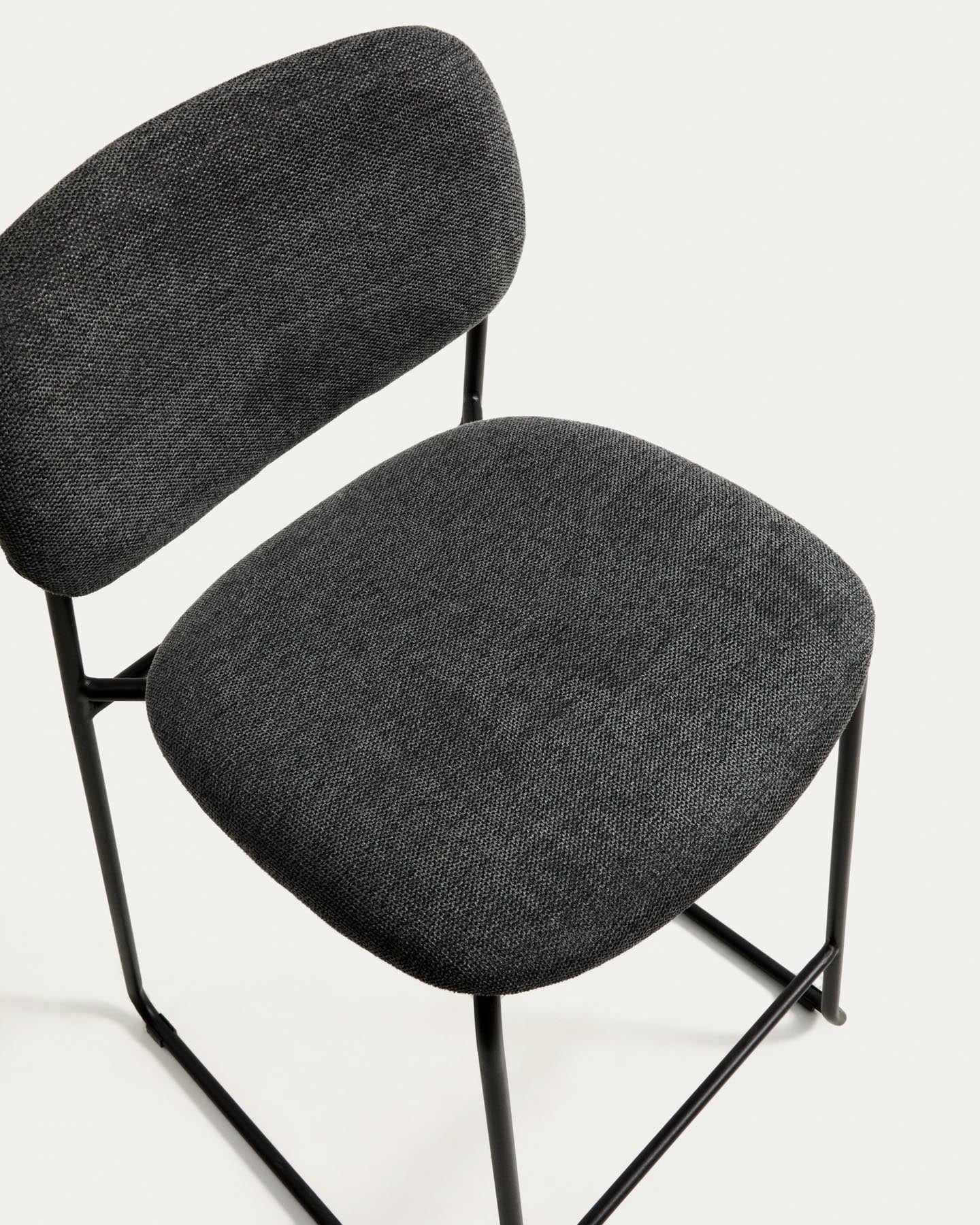 Stapelbarer Hocker Meli mit grauer Chenille und Beinen aus grauem Metall, FSC Mix Credit, 65 cm in Grau präsentiert im Onlineshop von KAQTU Design AG. Barhocker ist von Kave Home