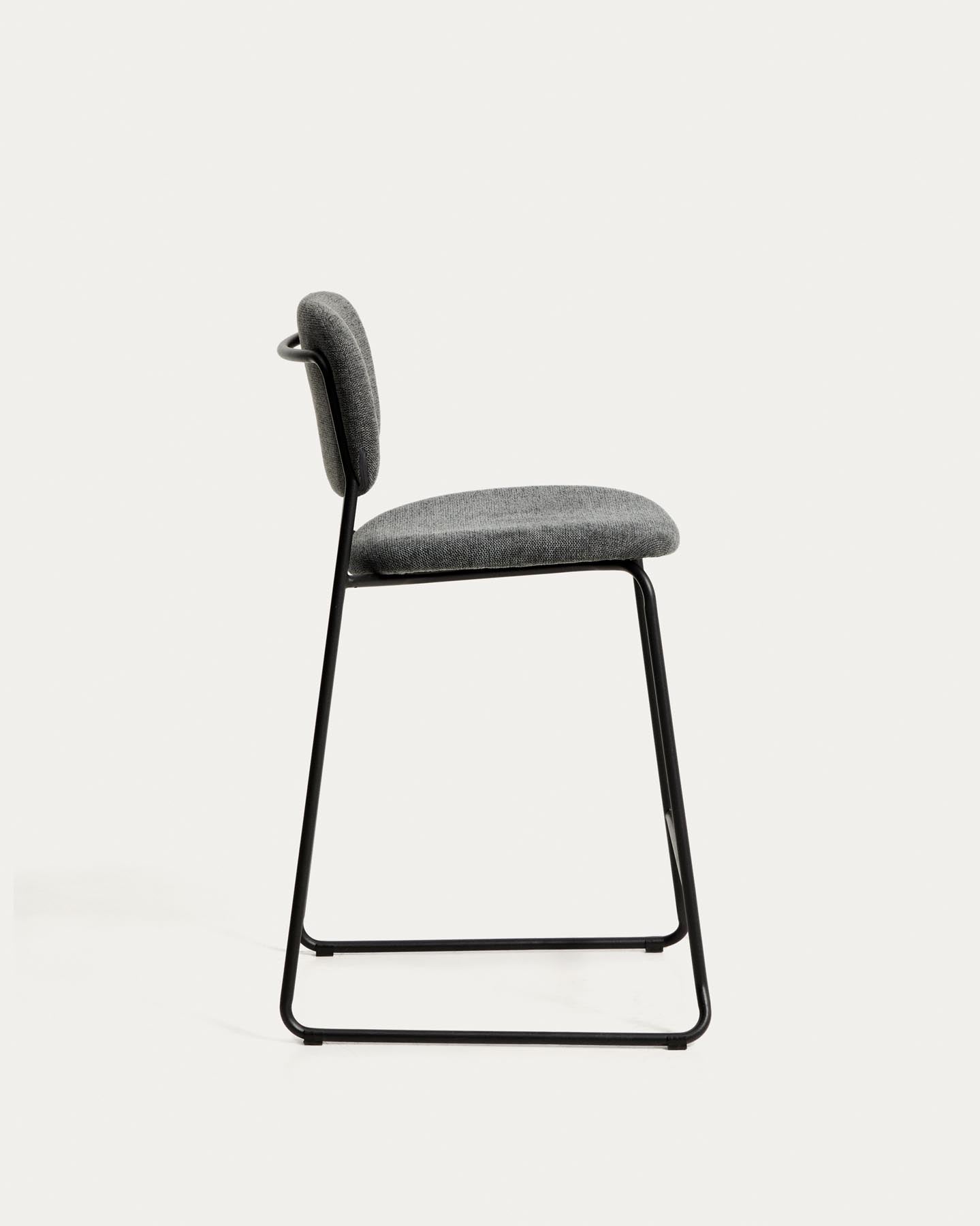 Stapelbarer Hocker Meli mit grauer Chenille und Beinen aus grauem Metall, FSC Mix Credit, 65 cm in Grau präsentiert im Onlineshop von KAQTU Design AG. Barhocker ist von Kave Home
