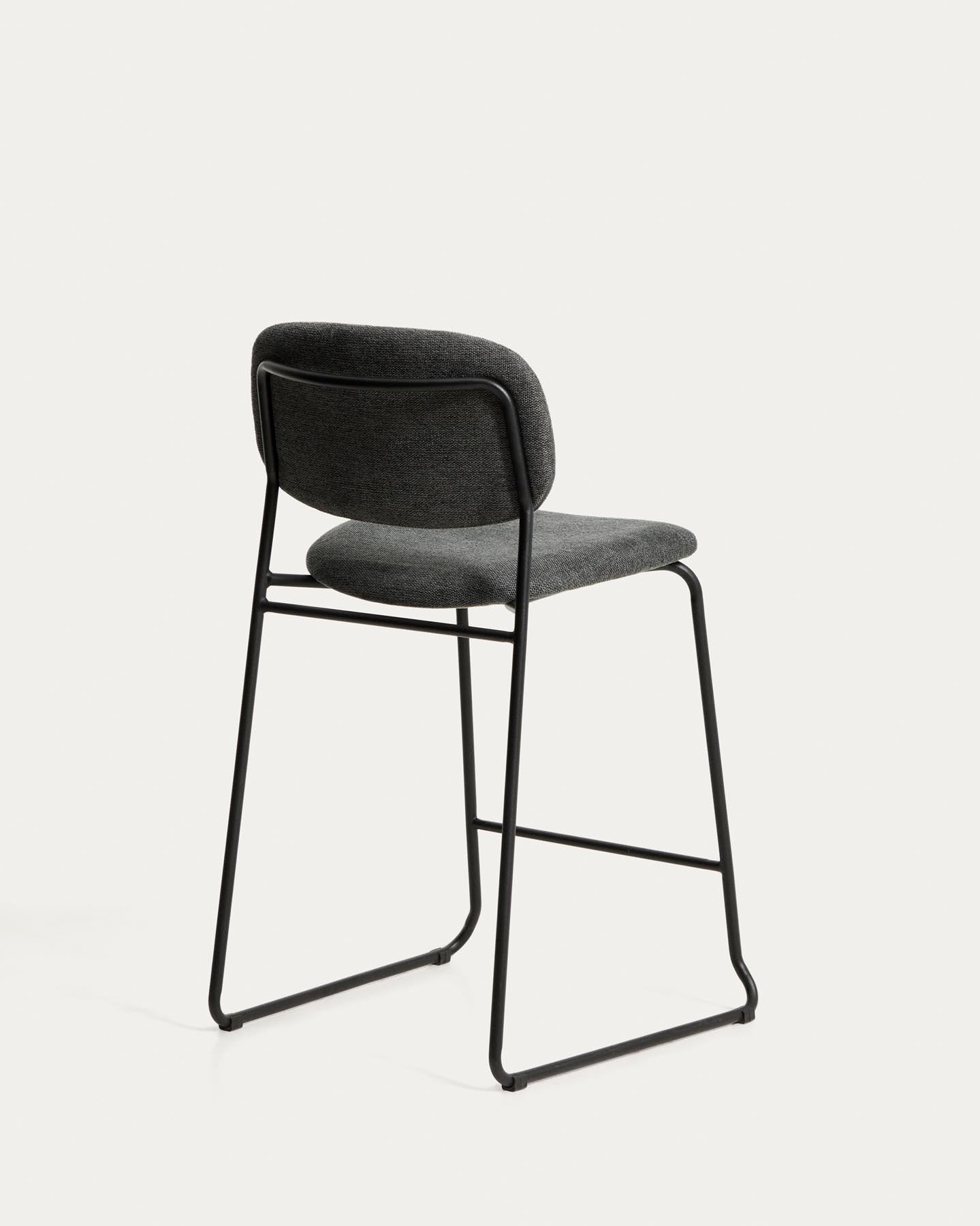 Stapelbarer Hocker Meli mit grauer Chenille und Beinen aus grauem Metall, FSC Mix Credit, 65 cm in Grau präsentiert im Onlineshop von KAQTU Design AG. Barhocker ist von Kave Home