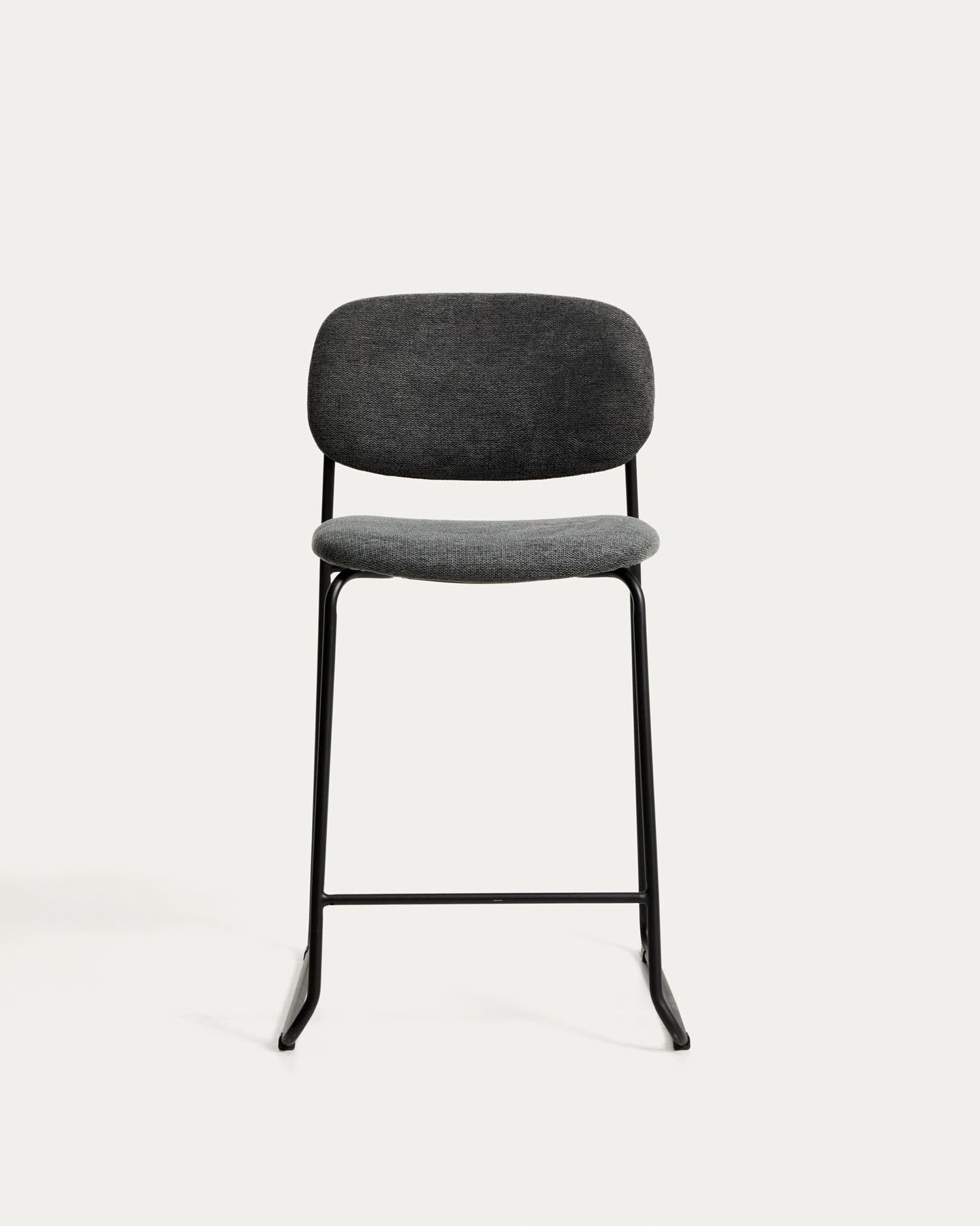 Stapelbarer Hocker Meli mit grauer Chenille und Beinen aus grauem Metall, FSC Mix Credit, 65 cm in Grau präsentiert im Onlineshop von KAQTU Design AG. Barhocker ist von Kave Home