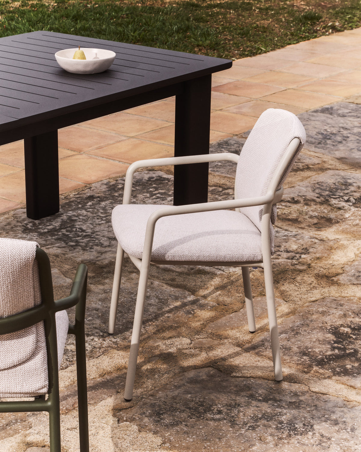 Stapelbarer Outdoor-Stuhl Linosa aus Aluminium in Ecru mit beigem Kissen in Beige, Ecru, Taupe präsentiert im Onlineshop von KAQTU Design AG. Gartenstuhl ist von Kave Home