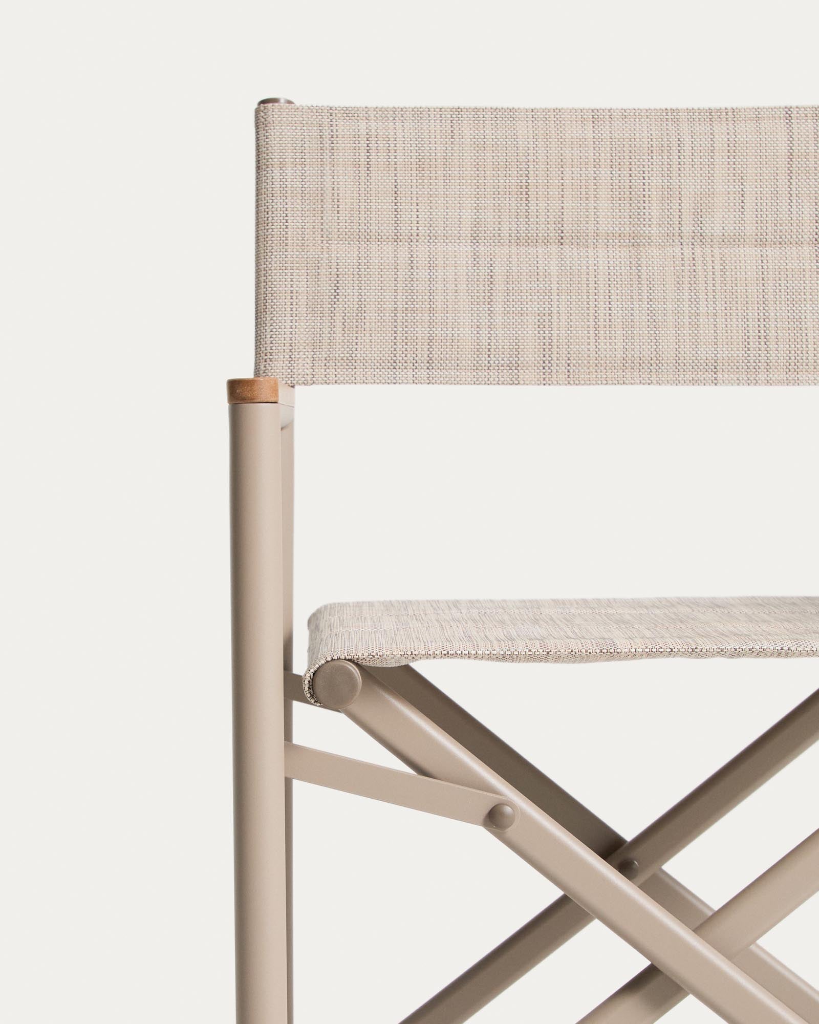 Stylischer Klappstuhl Tisno in taupe, aus langlebigem Aluminium und Texteline, ideal für gemütliche Gartenmomente und entspannte Zusammenkünfte.