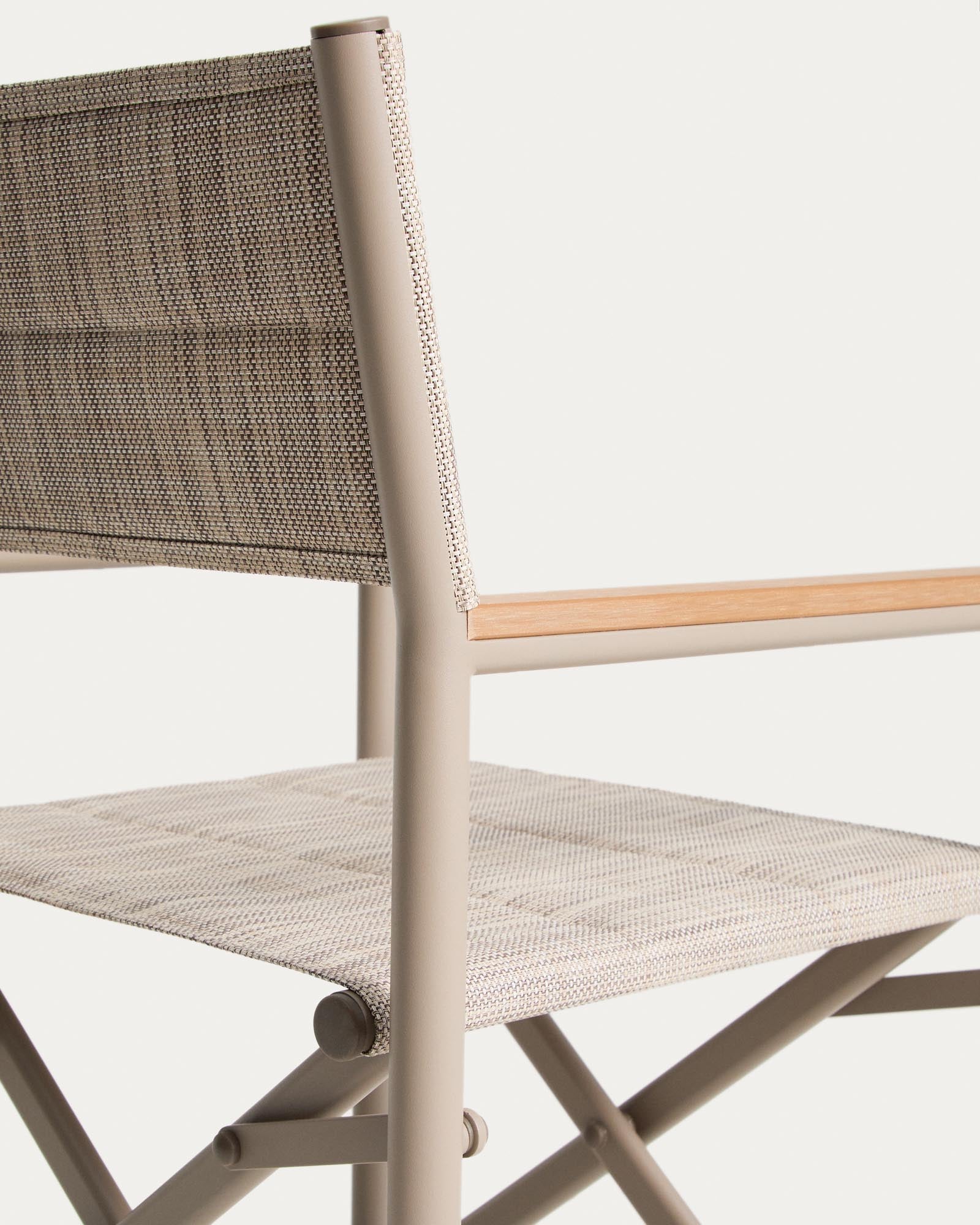 Eleganter Outdoor-Klappstuhl Tisno in taupe, gefertigt aus robustem Aluminium und Texteline, perfekt für entspannte Stunden im Garten.