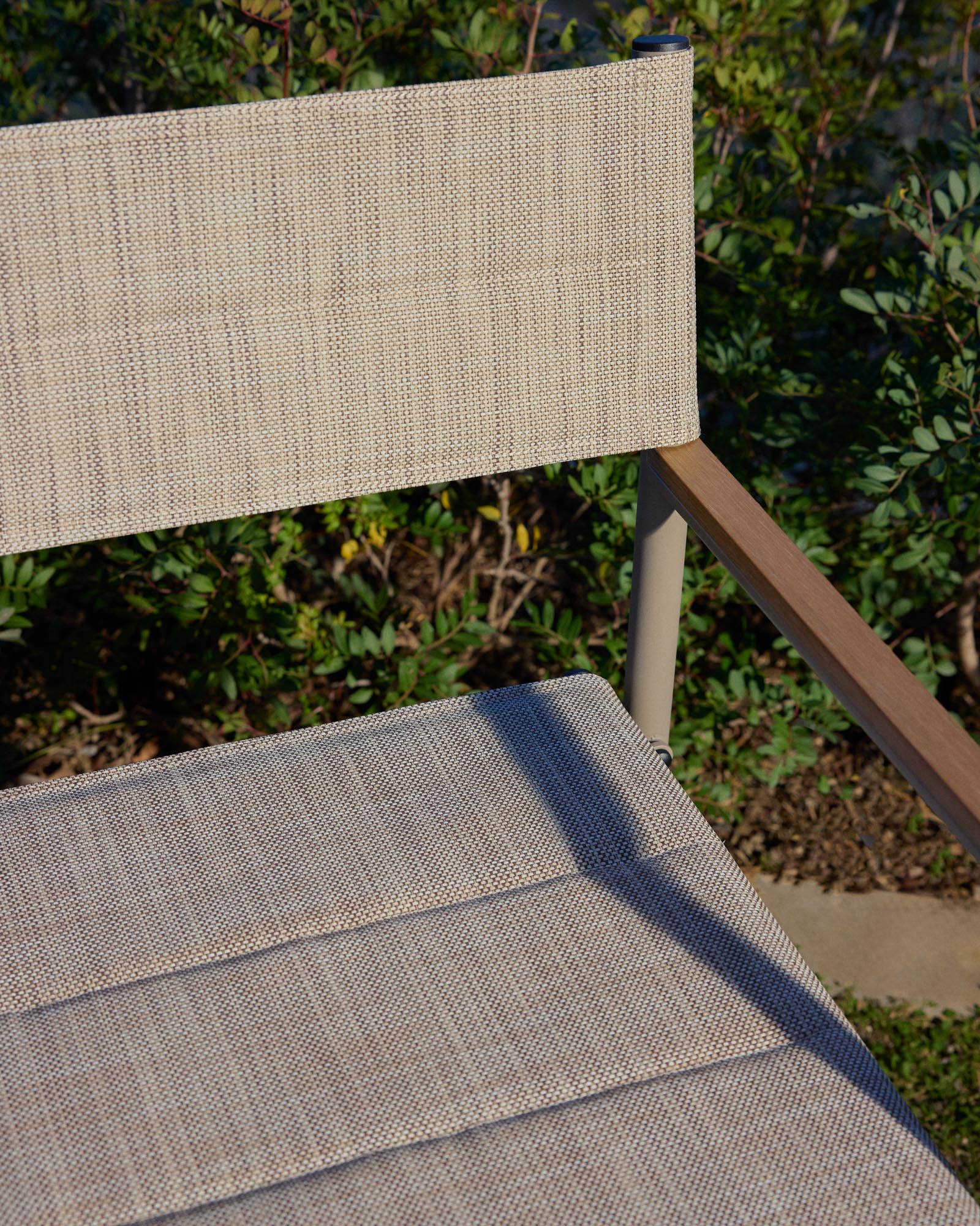 Stylischer taupefarbener Klappstuhl Tisno aus Aluminium und Texteline, ideal für den Garten, mit bequemen Armlehnen und modernem Design.