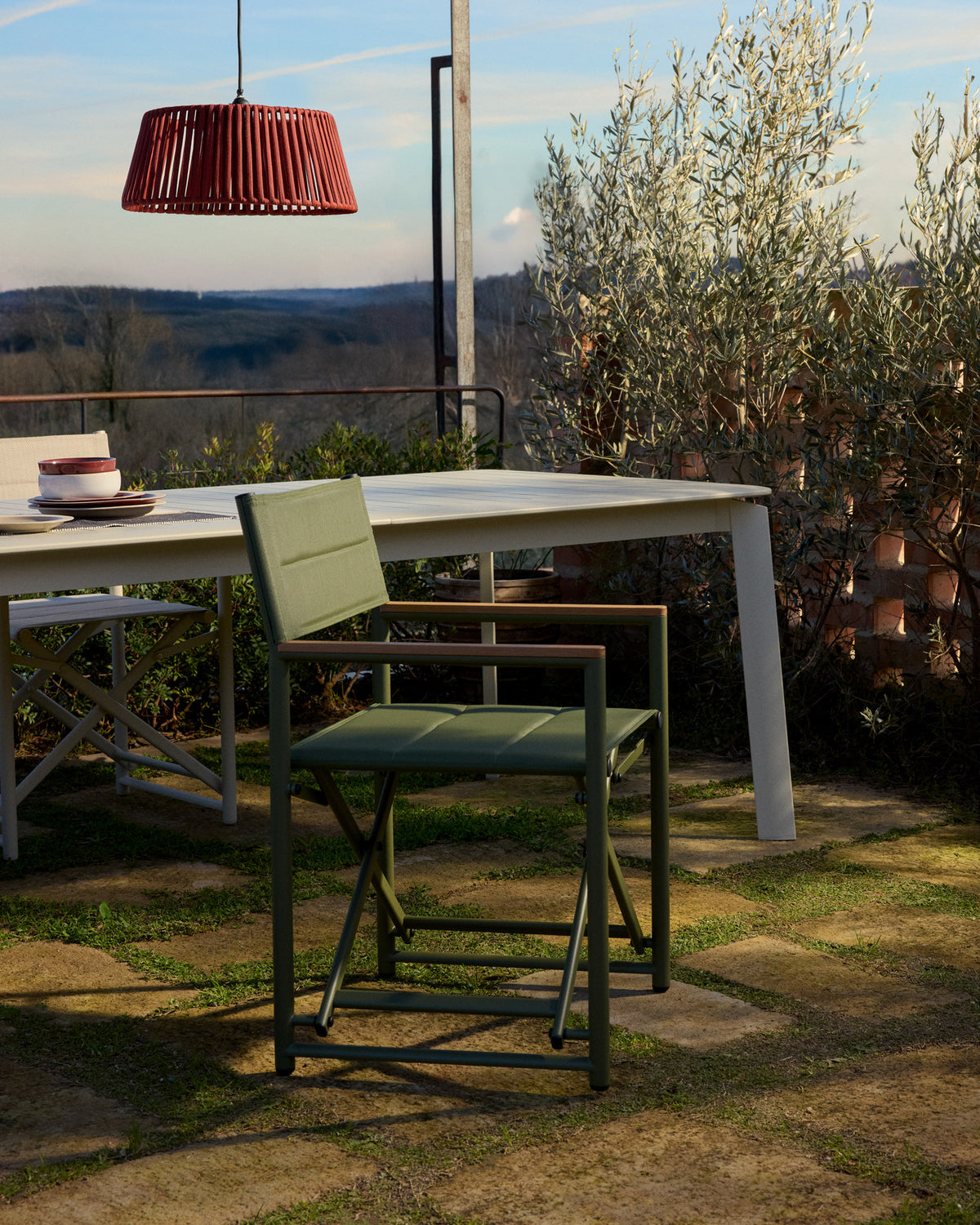 Outdoor-Klappstuhl Tisno aus grünem Aluminium und grünem Texteline in Grün, Hellgrün präsentiert im Onlineshop von KAQTU Design AG. Gartenstuhl mit Armlehnen ist von Kave Home
