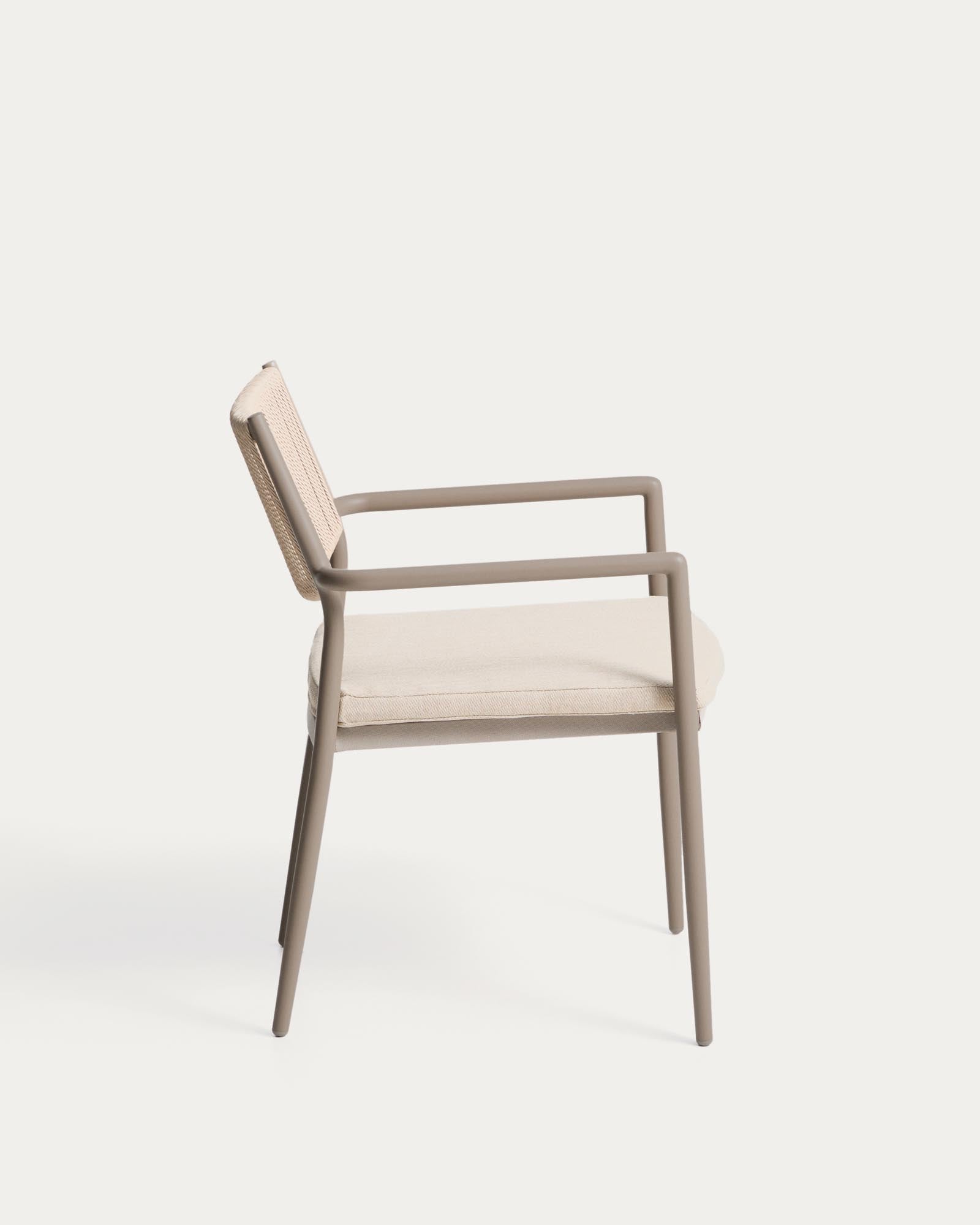 Stapelbarer Outdoor-Stuhl Argasi in Taupe und Beige, gefertigt aus Aluminium und robustem Synthetikseil, ideal für Garten und Terrasse.