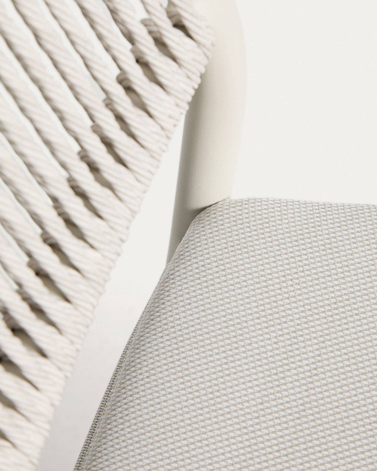 Stapelbarer Outdoor-Stuhl Argasi aus Aluminium in Ecru und grauem Synthetikseil in Ecru, Beige, Weiss präsentiert im Onlineshop von KAQTU Design AG. Gartenstuhl ist von Kave Home