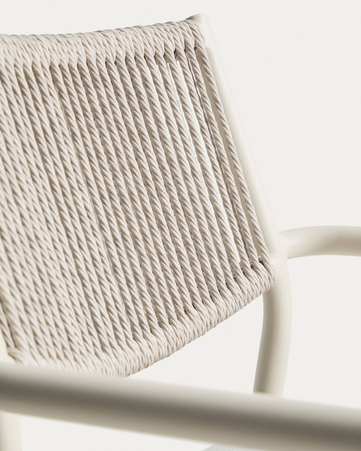 Stapelbarer Outdoor-Stuhl Argasi aus Aluminium in Ecru und grauem Synthetikseil in Ecru, Beige, Weiss präsentiert im Onlineshop von KAQTU Design AG. Gartenstuhl ist von Kave Home