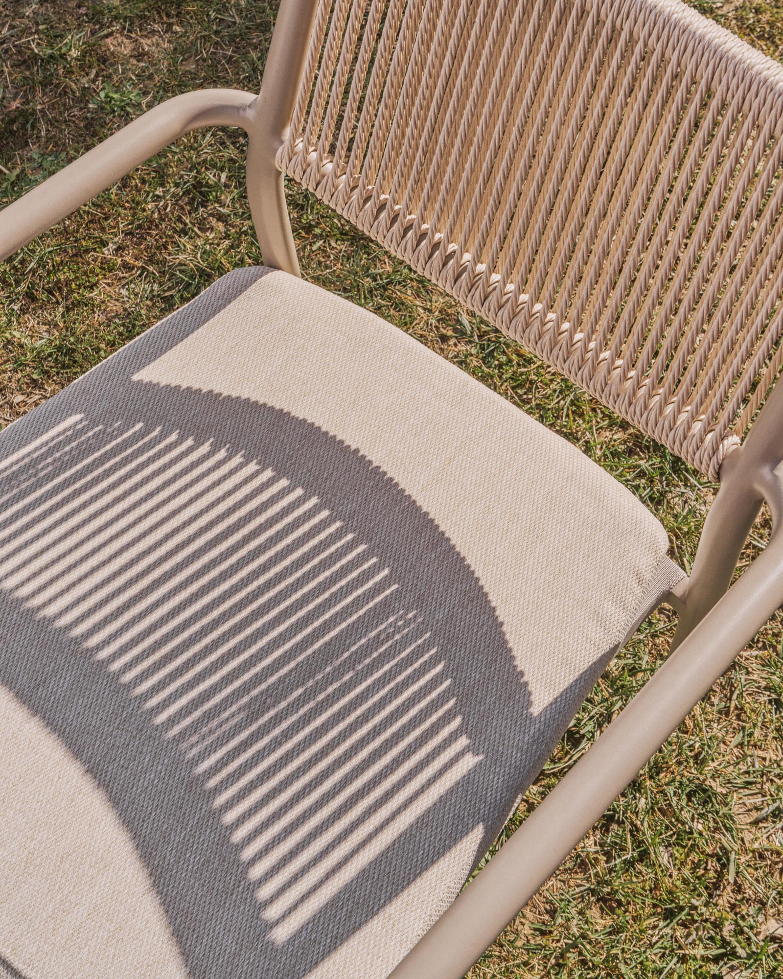 Eleganter stapelbarer Gartenstuhl Argasi aus robustem Aluminium und stilvollem Synthetikseil in Taupe und Beige, ideal für den Außenbereich.