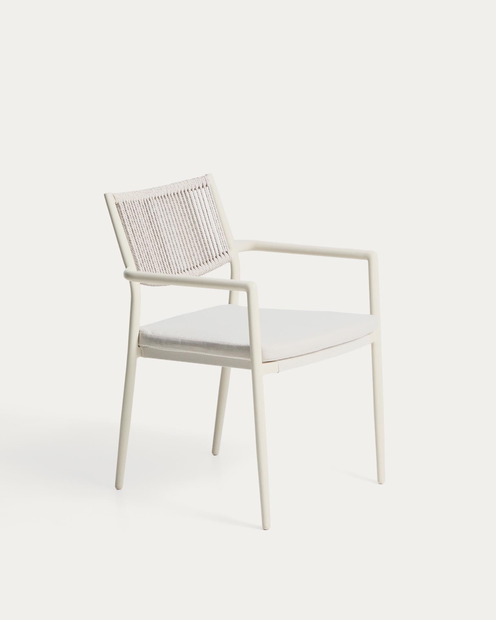 Stapelbarer Outdoor-Stuhl Argasi aus Aluminium in Ecru und grauem Synthetikseil in Ecru präsentiert im Onlineshop von KAQTU Design AG. Gartenstuhl ist von Kave Home