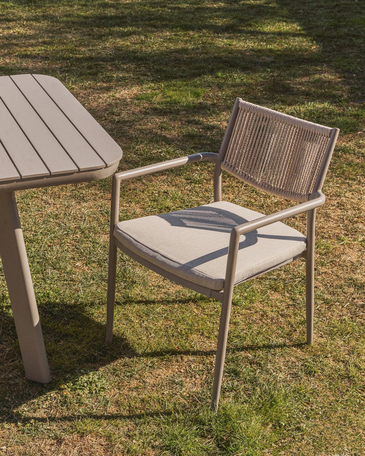 Stapelbarer Outdoor-Stuhl Argasi aus Aluminium in Taupe und beigem Synthetikseil in Taupe, Beige, Hellbraun präsentiert im Onlineshop von KAQTU Design AG. Gartenstuhl ist von Kave Home