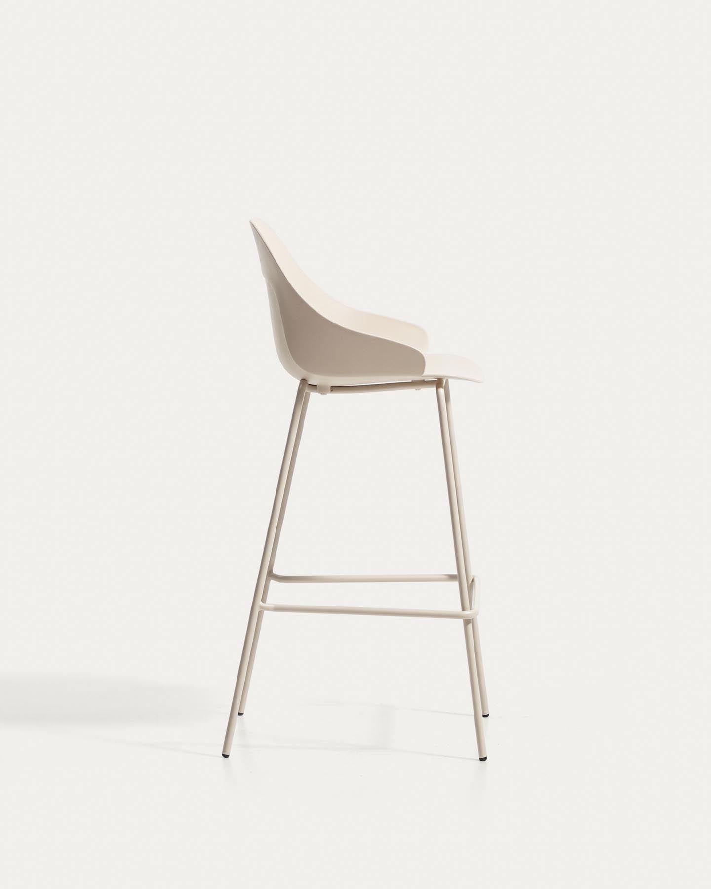 Hocker Sanile mit Stahlbeinen mit beigem Finish, 74 cm in Beige präsentiert im Onlineshop von KAQTU Design AG. Barhocker ist von Kave Home