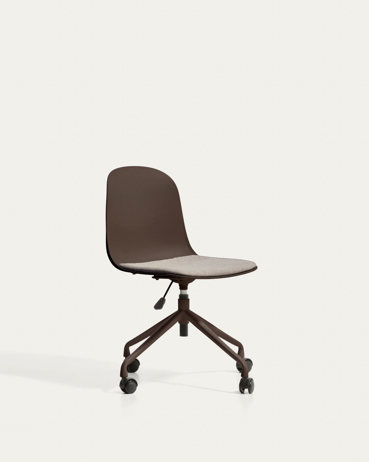 Schreibtischstuhl Debari mit Chenille-Kissen und Stahlbeinen mit braunem Finish in Braun präsentiert im Onlineshop von KAQTU Design AG. Bürostuhl ist von Kave Home