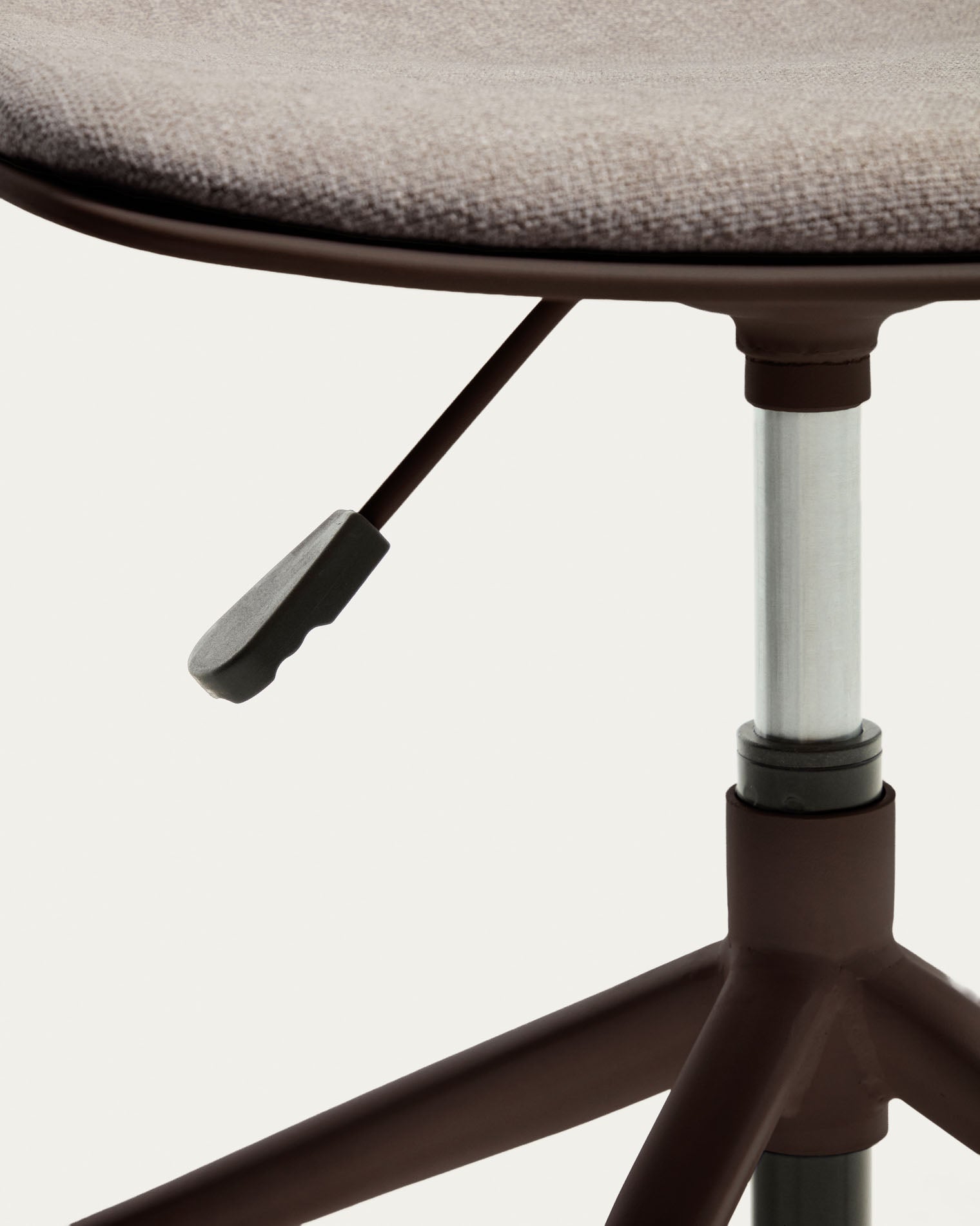 Schreibtischstuhl Debari mit Chenille-Kissen und Stahlbeinen mit braunem Finish in Braun präsentiert im Onlineshop von KAQTU Design AG. Bürostuhl ist von Kave Home