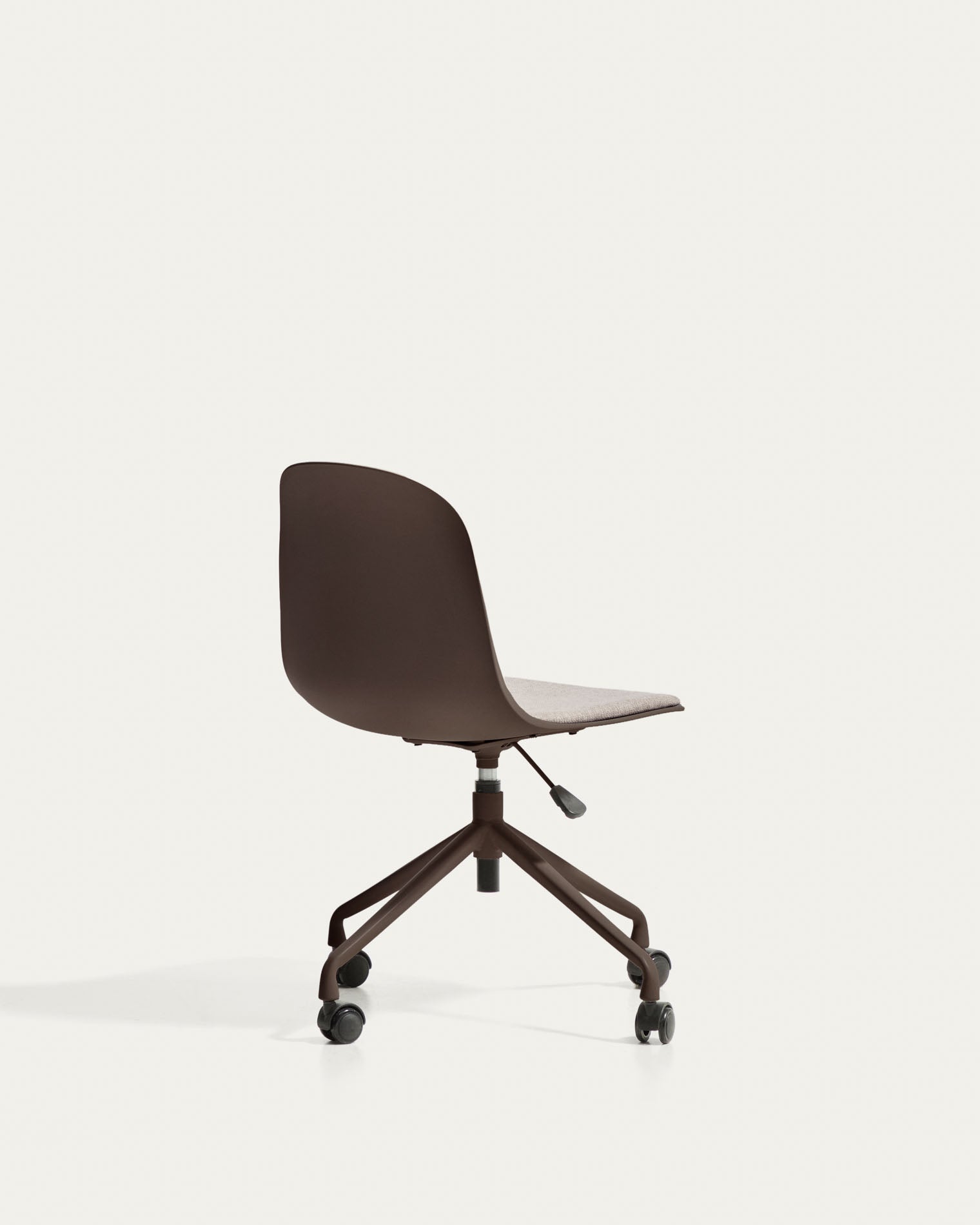 Schreibtischstuhl Debari mit Chenille-Kissen und Stahlbeinen mit braunem Finish in Braun präsentiert im Onlineshop von KAQTU Design AG. Bürostuhl ist von Kave Home