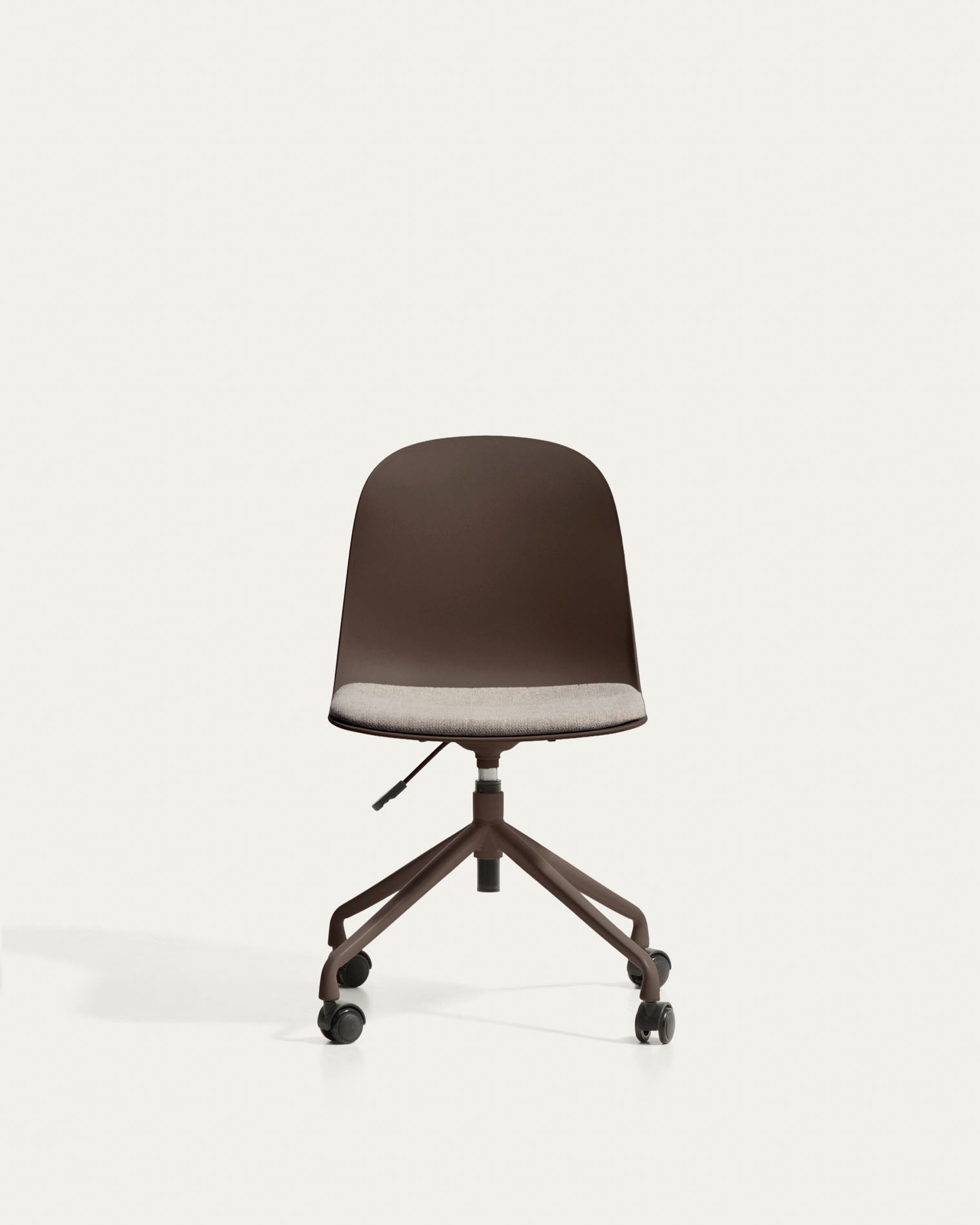 Schreibtischstuhl Debari mit Chenille-Kissen und Stahlbeinen mit braunem Finish in Braun präsentiert im Onlineshop von KAQTU Design AG. Bürostuhl ist von Kave Home