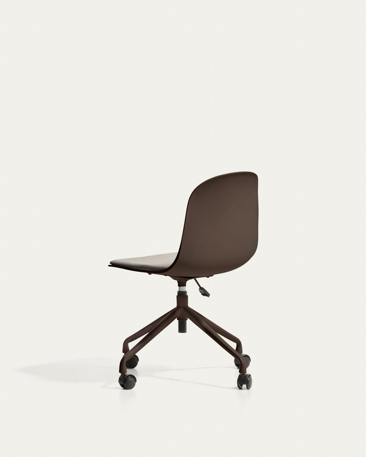 Schreibtischstuhl Debari mit Chenille-Kissen und Stahlbeinen mit braunem Finish in Braun präsentiert im Onlineshop von KAQTU Design AG. Bürostuhl ist von Kave Home