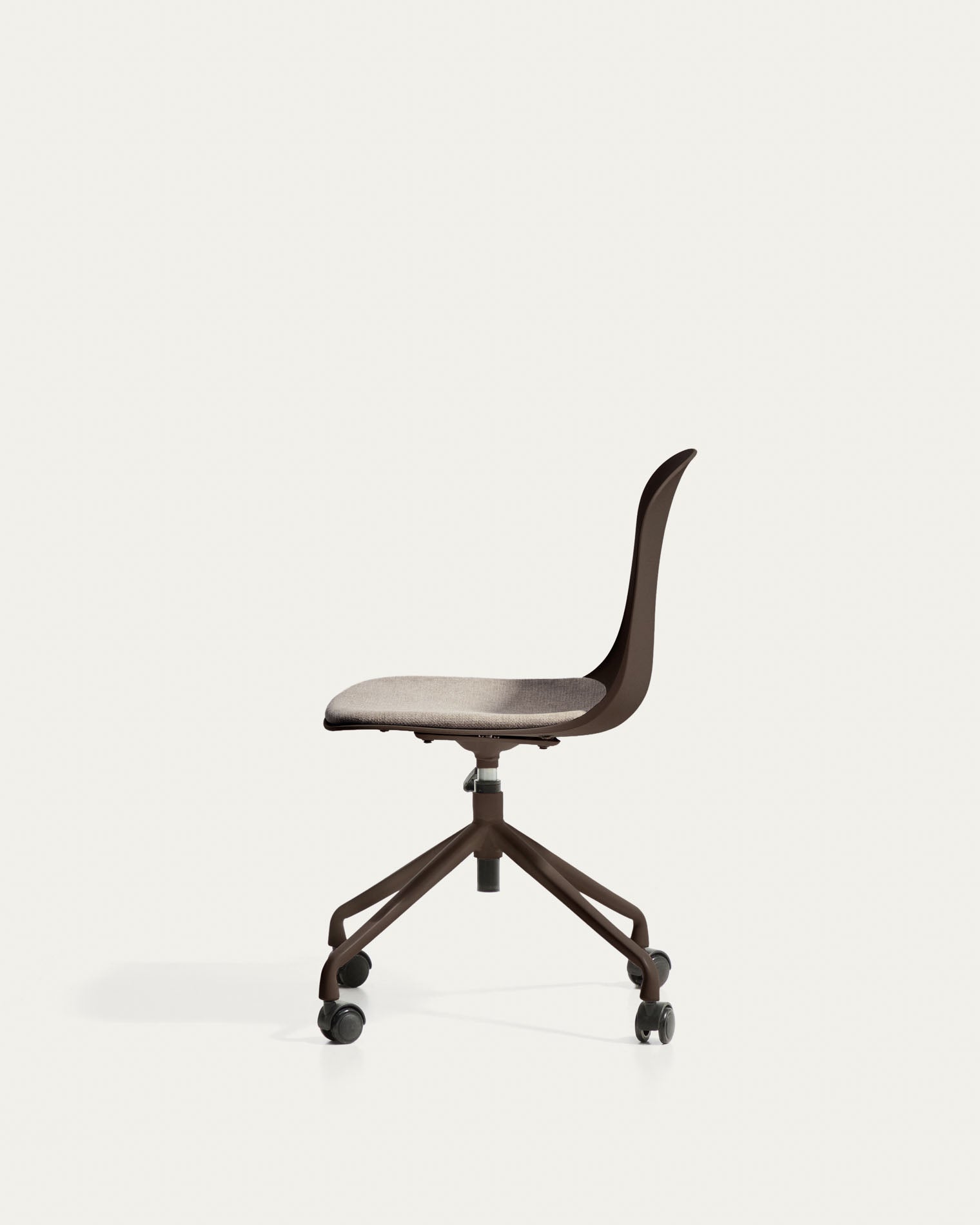 Schreibtischstuhl Debari mit Chenille-Kissen und Stahlbeinen mit braunem Finish in Braun präsentiert im Onlineshop von KAQTU Design AG. Bürostuhl ist von Kave Home
